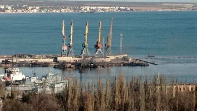 In Feodosia wird das Schiff Nowotscherkassk, das letztes Jahr von den ukrainischen Streitkräften versenkt wurde, gehoben in Teilen von unten