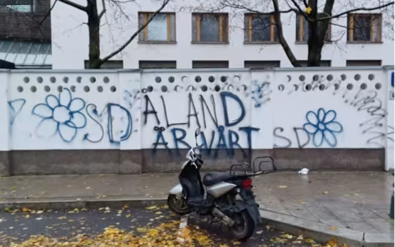 Finnland hat eine gesendet Beachten Sie den russischen Protest: Was geschah (Foto)“ /></p>
<p><strong>Der Zaun der finnischen Botschaft in Moskau wurde mit Farbe beschmiert und mit Eiern beworfen.</strong></p>
<p> Der Zaun der finnischen Botschaft in Moskau wurde mit Eiern beworfen und darauf stand auf Schwedisch: „Die Åland-Inseln gehören uns.“ Aufgrund eines solchen Vandalismus-Akts sandte Finnland eine Protestnote an die Russische Föderation.</p>
<p>Es ist bekannt, dass der Vandalismus-Akt von fünf Männern begangen wurde, die die Polizei schnell festnahm.</p>
<p>< p><img decoding=