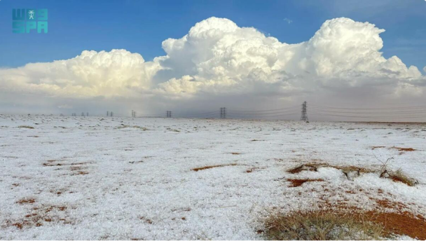 Ein beispielloses Phänomen: Die Wüste von Saudi-Arabien war zum ersten Mal mit Schnee bedeckt“ /></p>
<p>Prognostiker warnen, dass in der Region in den kommenden Tagen mit starkem Regen und Hagel zu rechnen ist, was die Sicht auf den Straßen verschlechtern könnte. Außerdem werden diese Stürme wahrscheinlich von starken Winden begleitet.</p>
<p>Das Saudi National Center of Meteorology warnt außerdem davor, dass Regionen wie Jazan, Assir, Al-Baha, Mekka, Medina, Qasim, Ghal, Riad und Im Osten könnte die Region von Staubstürmen, starkem Regen, Hagel und Nebel heimgesucht werden.</p>
<p>Denken Sie daran, dass Saudi-Arabien den Bau des größten Flughafens der Welt im Wert von mehr als 30 Milliarden US-Dollar plant. Die Eröffnung des King Salman International Airport in Riad ist für 2030 geplant.</p>
<p><u>Lesen Sie auch:</u></p>
<h4>Verwandte Themen:</h4>
<p>Weitere Neuigkeiten</p>
<!-- relpost-thumb-wrapper --><div class=