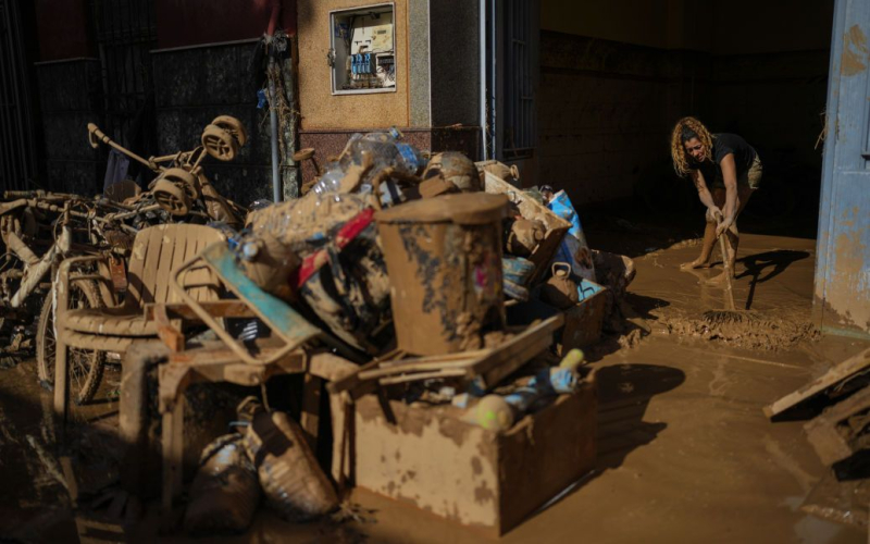 Die Bei der tödlichsten Katastrophe in der Geschichte Spaniens kamen 158 Menschen ums Leben.“ /></p>
<p><strong>Die Zahl der Opfer von Unwettern könnte noch steigen.</strong></p>
<p>Infolgedessen Bei einer großflächigen Überschwemmung in<strong>Spanien</strong> kamen mindestens 158 Menschen ums Leben. Derzeit arbeiten Retter weiterhin in Trümmergebieten.</p>
<p>Die Associated Press schreibt darüber.</p>
<p>Am Donnerstag suchten Retter nach Leichen in festgefahrenen Autos und überfluteten Gebäuden. Nach den schrecklichen Überschwemmungen in Spanien retteten die Bewohner, was sie konnten, aus ihren zerstörten Häusern.</p>
<p>Überlebende waren gezwungen, die Trümmer aufzusammeln, während sie um ihre Lieben trauerten. Die Zahl der Todesopfer könnte steigen, da eine unbekannte Anzahl von Menschen immer noch vermisst wird.</p>
<p><img decoding=