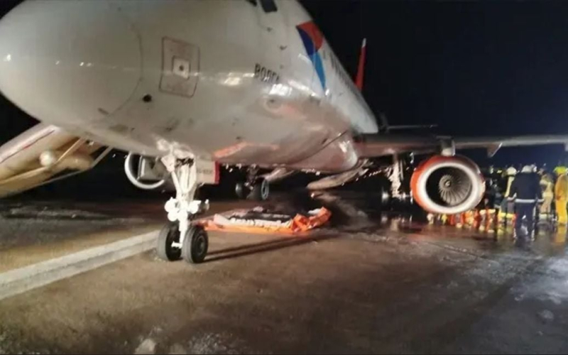 B Am Flughafen Antalya fing ein russisches Flugzeug mit Passagieren Feuer: Video