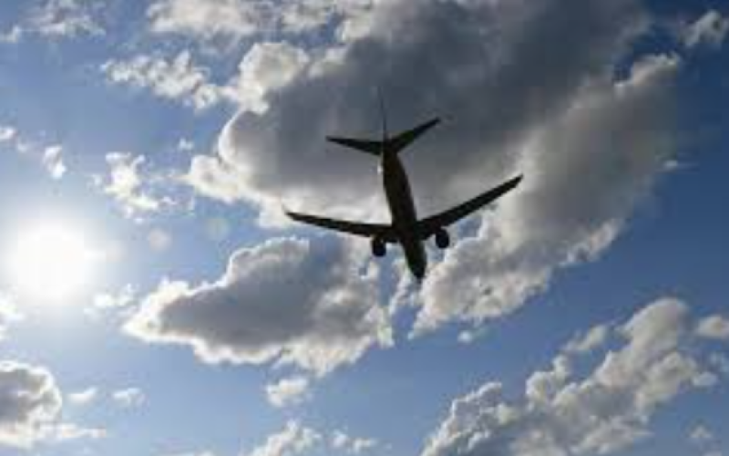 B In Vilnius stürzte ein Frachtflugzeug auf ein Haus und fing Feuer.“ /></p>
<p><strong>In diesem Moment befanden sich vier Personen im Flugzeug, darunter zwei Pilot.</strong></p>
<p>In Vilnius stürzte ein Frachtflugzeug auf ein zweistöckiges Wohngebäude.</p>
<p>Die litauische Publikation Delfi berichtet darüber.</p>
<p>Die Der Vorfall wurde gegen 05:31 Uhr gemeldet. Laut Flugplan sollte das DHL-Flugzeug zu diesem Zeitpunkt landen.</p>
<p>An Bord des Flugzeugs befanden sich zwei Besatzungsmitglieder und zwei Mitarbeiter des Unternehmens.</p>
<p>Nach vorläufigen Angaben einer Der Mensch hätte sterben können. Es wird angenommen, dass dies der Pilot ist. Darüber hinaus wurden 12 Personen aus dem Haus evakuiert, auf das das Flugzeug stürzte.</p>
<p>Über weitere Opfer, die sich sowohl an Bord des Flugzeugs als auch am Boden befanden, wird in der Veröffentlichung nicht berichtet.</p>
<p> Wir möchten Sie daran erinnern, dass <strong>im brasilianischen Bundesstaat Sao Paulo ein Flugzeug abgestürzt ist.</strong> An Bord befanden sich 57 Passagiere und 4 Besatzungsmitglieder, niemand überlebte.</p>
<h4>Verwandte Themen: </h4>
<p>Weitere Neuigkeiten</p>
<!-- relpost-thumb-wrapper --><div class=