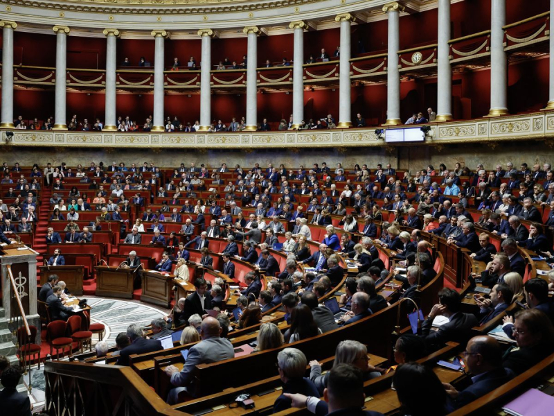 Frankreich wird für ein Misstrauensvotum gegen die Regierung stimmen: Das Ergebnis könnte in die Geschichte eingehen, Medien