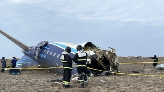 Das in Kasachstan abgestürzte Passagierflugzeug wurde von einem russischen Luftverteidigungssystem getroffen – TsPD“ /></p>
<p>Russisch Das Flugabwehrraketensystem war am Abschuss eines Passagierflugzeugs Embraer 190 einer Fluggesellschaft aus Aserbaidschan beteiligt.</p>
<p>Andrey Kovalenko, Leiter des Zentrums zur Bekämpfung von Desinformation (CPD) beim Nationalen Sicherheits- und Verteidigungsrat of Ukraine (NSDC) berichtete dies auf seinem Telegram-Kanal).</p>
<h2>Russland war am Abschuss des Flugzeugs über Grosny beteiligt — TsPD</h2>
<p>Laut Kovalenko wurde das heute Morgen abgeschossene Flugzeug Embraer 190 der aserbaidschanischen Fluggesellschaft, das von Baku nach Grosny flog, von einem russischen Luftverteidigungssystem angegriffen.</p>
<p>Jetzt </p>
<blockquote>
<p>— ansehen Russland hätte den Luftraum über Grosny schließen sollen, tat es aber nicht. Das Flugzeug wurde von den Russen beschädigt und nach Kasachstan geschickt, anstatt dringend in Grosny gelandet zu werden und Leben zu retten, — er berichtete.</p>
</blockquote>
<p>Kowalenko machte keine Angaben, von welchem ​​Flugabwehrraketensystem das Passagierflugzeug abgeschossen wurde.</p>
<h2>Flugzeugabsturz in Aktau</h2>
<p> Erinnern Sie sich daran, dass am Nachmittag des 25. Dezember ein Passagierflugzeug von Aserbaidschan Airlines, das von Baku nach Grosny (der Hauptstadt Tschetscheniens, Russland) flog, in der Nähe der Stadt einer kasachischen Stadt abstürzte Aktau.</p>
<p>An Bord des Flugzeugs befanden sich 67 Menschen, 38 von ihnen starben.</p>
<p>Bemerkenswert ist, dass die Fotos und Videos beides aus dem Inneren des Flugzeugs zeigen, als es noch stillstand Beim Fliegen nach dem Angriff und nach dem direkten Absturz sind Fragmentierungsspuren der Zerstörung sichtbar, die für den Betrieb eines Luftverteidigungssystems charakteristisch sind.</p>
<p>Zu der Zeit, als sich das Flugzeug Grosny näherte, kam es zu einem Luftangriff in Tschetschenien abgewehrt wird Drohnen.</p>
</p></p>
<!-- relpost-thumb-wrapper --><div class=