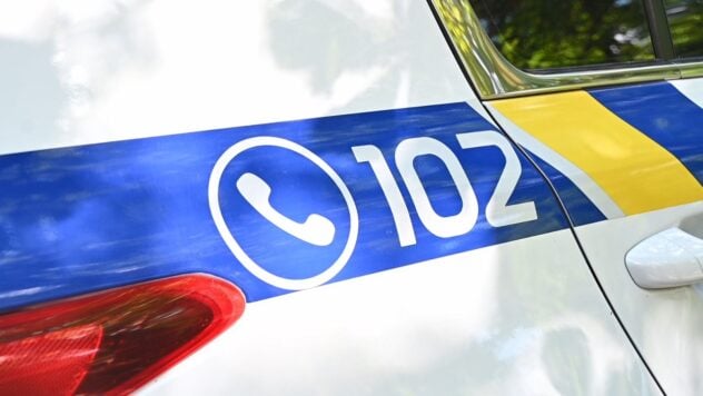 Ausländer mit einer Waffe raubte ein Geschäft am Andreevsky-Abstieg aus: innerhalb einer Stunde gefunden