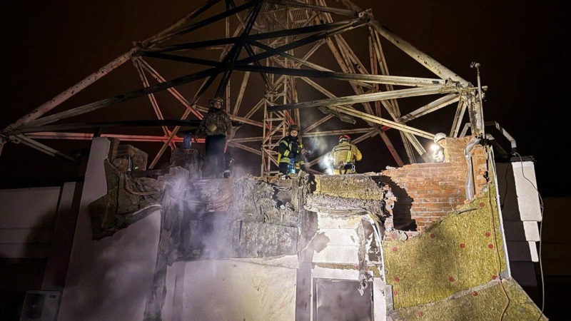 Explosionen in der Region Kiew: Das Dach eines mehrstöckigen Gebäudes fing Feuer