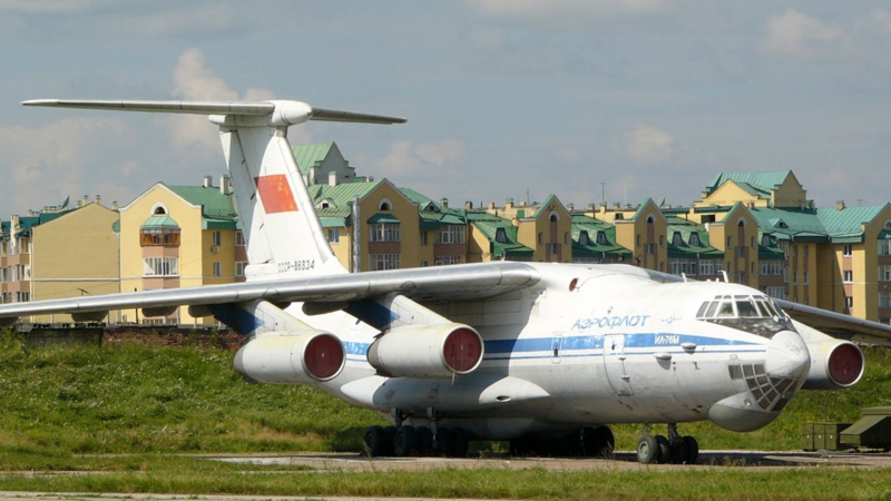 Nicht funktionale Entwicklung wurde unter die Lupe genommen: Ein seltenes Il-76PP-Flugzeug wird in Russland verschrottet