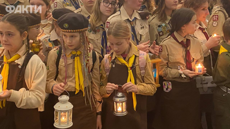 Das Feuer des Friedens von Bethlehem wurde in die Ukraine gebracht