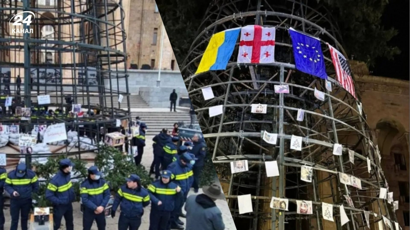 In Tiflis schmückten Demonstranten einen Weihnachtsbaum mit der Flagge der Ukraine