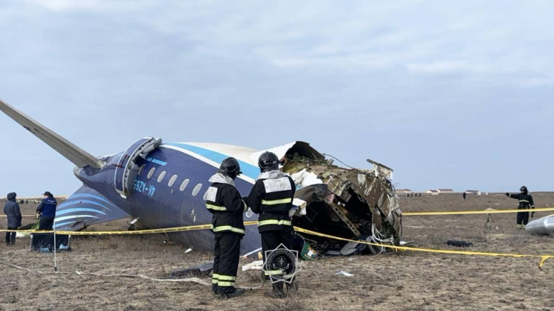 Das in Kasachstan abgestürzte Embraer-190-Flugzeug wurde von der russischen Luftverteidigung über militärischen Zielen abgeschossen, – Medien