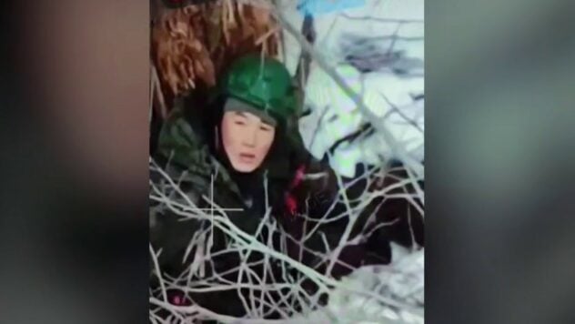 Russen verbrennen die Gesichter nordkoreanischer Soldaten: Selenskyj lieferte Videobeweise für die Beteiligung Nordkoreas an Der Krieg“ /></p>
<p>Präsident Wladimir Selenskyj veröffentlichte ein Video mit Beweisen Einbeziehung nordkoreanischer Soldaten in den Krieg gegen die Ukraine auf Seiten der Russischen Föderation.</p>
<p>Selenskyj veröffentlichte das entsprechende Video in seinen sozialen Netzwerken.</p>
<h2>Beweise für die Anwesenheit nordkoreanischer Truppen in der Krieg auf der Seite der Russischen Föderation</h2>
<blockquote><p>< p>— Selbst nach Jahren des Krieges, in denen es den Anschein hat, dass es keinen größeren Zynismus seitens der Russen geben kann, sehen wir immer noch etwas Schlimmeres. „Russland lockt nicht nur nordkoreanische Soldaten an, um ukrainische Stellungen anzugreifen, sondern versucht auch, die Verluste dieser Menschen zu verbergen“, sagte er. er schrieb.</p>
</blockquote>
<p>Der Staatschef betonte, dass der Kreml versucht habe, die Anwesenheit von Soldaten aus Nordkorea geheim zu halten. Insbesondere war es dem Militär der DVRK während ihrer Ausbildung „sogar verboten, ihre Gesichter zu zeigen“.</p>
<p>Jetzt beobachten sie </p>
<p>Parallel dazu versuchte das russische Militär, jegliche Videobeweise der Anwesenheit zu entfernen von Soldaten der DVRK, fügte Selenskyj hinzu.</p>
<blockquote>
<p>— Und jetzt, nach den Kämpfen mit unseren Jungs, versuchen es auch die Russen… Sie verbrennen buchstäblich die Gesichter getöteter nordkoreanischer Soldaten. Dies ist ein Beweis für die Verachtung, die derzeit in Russland herrscht, — Verachtung für alles Menschliche, — schrieb der Präsident.</p>
</blockquote>
<p>In dem von Selenskyj veröffentlichten Filmmaterial sitzt einer der Soldaten, wahrscheinlich von der russischen Armee, neben der Leiche eines vermutlich nordkoreanischen Soldaten, dessen Gesicht zu sehen ist verbrannt.</p>
<p ><em><strong>Achtung, das Video ist nicht für Personen unter 18 Jahren geeignet!</strong></em></p>
</p >
<p>— Es gibt keinen Grund für Koreaner, für Putin zu kämpfen und zu sterben. Und selbst nach dem Tod erwartet sie aus Russland nur Spott. Dieser Wahnsinn muss gestoppt werden — Schluss mit einem verlässlichen und dauerhaften Frieden und der Verantwortung Russlands für diesen zynischen Krieg, — schrieb der Präsident.</p>
<p>Wir erinnern uns, dass Präsident Selenskyj zuvor sagte, Russland versuche sorgfältig, den Tod und die Identität der Truppen der DVRK, die auf der Seite der russischen Armee kämpfen, zu verbergen.</p>
<p > Wenig später bestätigte das US-Verteidigungsministerium, dass Russland nordkoreanische Truppen für Angriffe in der Region Kursk anzieht. Das Pentagon bestätigte auch Verluste unter nordkoreanischen Truppen, sowohl Tote als auch Verwundete.</p>
</p></p>
<!-- relpost-thumb-wrapper --><div class=