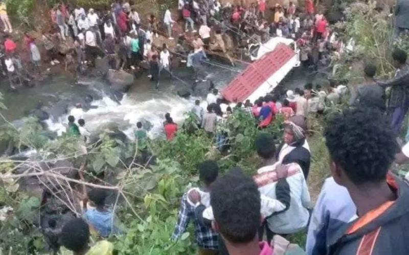 71 Hochzeitsgast starb nach dem Feiertag: Was geschah (Foto)“ /></p>
<p><strong>Fünf Menschen liegen im Krankenhaus kritischer Zustand</strong></p>
<p>71 Menschen sind bei einem schrecklichen Verkehrsunfall in Äthiopien ums Leben gekommen. Sie alle waren Hochzeitsgäste.</p>
<p>Das berichtet Need To Know.</p>
<p>Das Fahrzeug, das Gäste aus dem Urlaub beförderte, war nach Angaben der örtlichen Verkehrspolizei überladen. Das Auto fuhr auf einer Straße mit vielen Kurven, als es sich dem Fluss näherte. Dadurch fiel das Auto ins Wasser.</p>
<p>Der Vorfall ereignete sich am 29. Dezember an der Gelan-Brücke in Bona Zuria Woreda, Sidama.</p>
<p>Das Filmmaterial zeigt, wie Menschen das Auto absperrten Versunkenes Auto, das versucht, die Passagiere unter den Trümmern hervorzuziehen.</p>
<p><img decoding=