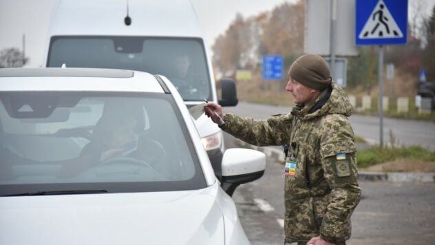 An zwei Kontrollpunkten an der Grenze zu Polen bilden sich große Warteschlangen Richtung Ukraine