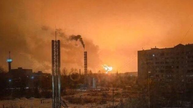 Brand in Brjansk nach einer Reihe von Explosionen: Was ist über „Bawowna“ bekannt?“ /></p>
<p>In der Nacht des 11. Dezember brach nach einer Reihe von Explosionen im russischen Brjansk ein Feuer aus.</p>
<h2>Angriff auf Brjansk am 11. Dezember: Was bekannt ist</h2 >
<p>Das russische Verteidigungsministerium behauptet, den Nachtangriff auf Brjansk am 11. Dezember abgewehrt zu haben.</p>
<p>Luftverteidigung, so ist das russische Verteidigungsministerium überzeugt, soll angeblich abgefangen oder zerstört worden sein 14 Drohnen.</p>
<p>Jetzt beobachten </p>
<p>Das Netzwerk ist jedoch voll von Fotos eines Großbrandes in Brjansk.</p>
<p>Gouverneur Alexander Bogomaz sagte, dass aufgrund eines Drohnenangriffs in Brjansk ein Produktionsanlage fing Feuer.</p>
<p> < p>Örtliche Retter haben das Feuer angeblich bereits gelöscht.</p>
<p>Jetzt gibt es zwei Versionen dessen, was in der Nacht des 11. Dezember in Brjansk gebrannt haben könnte.</p >
<p>Es wird berichtet, dass der Angriff auf ein Transneft-Öldepot oder auf eine Verladestelle der Druschba-Ölpipeline im Dorf Sven in der Nähe von Brjansk erfolgt sein könnte.</p>
</p>
<h2>Brjansk auf der Karte</h2>
<p><img decoding=