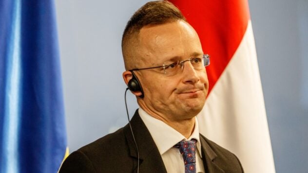 Kiew lehnte „angespannt, aber kulturell“ Orbans Anruf bei Zelensky ab – Szijjártó“ /></p>
<p>Der ungarische Außenminister Peter Szijjártó sagte, dass Budapest angeblich nach einem Telefongespräch zwischen dem Ministerpräsidenten des Landes Viktor Orban und dem ukrainischen Präsidenten Wladimir Selenskyj gefragt habe, Kiew jedoch abgelehnt habe.</p>
<p>Szijjártó dazu erklärte in einem Interview mit dem Nachrichtenportal VEOL.</p>
<h2>Kiew lehnte Orbans Anruf bei Selenskyj ab</h2>
<p>Szijjártó sagte, dass er nach Orbans einstündigem Gespräch mit dem russischen Diktator Wladimir Putin seinen ukrainischen Amtskollegen Andrei Sibiga und den Leiter des Büros des Präsidenten Andrei Ermak nach Orbans Telefongespräch gefragt habe mit Selenskyj.< /p>Jetzt beobachten sie </p>
<p>Aber seiner Meinung nach ist Kiew „ziemlich beispiellos.“ Geste Diplomatie” und „ein wenig angespannt, aber kulturell“; abgelehnt.</p>
<p>Szijjártó sagte in einem Interview, Orban habe vorgeschlagen, dass Russland und die Ukraine einen Waffenstillstand erklären sollten, damit „in diesen wenigen Tagen niemand sterben würde“ und einen massiven Gefangenenaustausch von bis zu tausend Menschen durchführen würden.</p>
<p>So etwas Vorschlag Szijjártó nannte Orbán einen, der „in den letzten tausend Tagen nicht passiert ist“. Aber dann fügte er hinzu, dass es „nicht mehr auf dem Tisch“ sei.</p>
<p>Das Büro des Präsidenten Suspilny sagte, dass Budapest mit Kiew „nichts besprochen“ habe. und „warnte nicht vor seinen Kontakten mit Moskau“. Im Gegenzug „ermächtigte die Ukraine Ungarn nicht, irgendetwas zu unternehmen“.</p>
<p>Sie stellten außerdem fest, dass die Verhandlungen über einen groß angelegten Gefangenenaustausch mit dem Aggressorland bereits seit zwei Wochen im Gange seien. </p>
<p >Zuvor hatte Orban gesagt, dass Ungarn angeblich einen „Weihnachtswaffenstillstand“ vorgeschlagen habe. Der Berater des Präsidenten, Dmitri Lytwyn, sagte jedoch, Budapest habe mit Kiew nichts über den Waffenstillstand zu Weihnachten besprochen. Außerdem warnten die Ungarn nicht vor ihren Kontakten mit Moskau.</p>
</p></p>
<!-- relpost-thumb-wrapper --><div class=