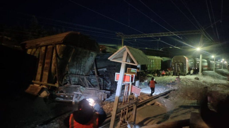 Mehr als 150 Menschen waren unterwegs: Ein Personen- und Güterzug kollidierten in der Region Murmansk in Russland