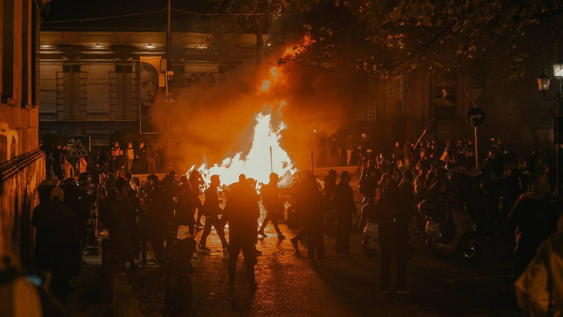 Protestwelle in Georgien: Schüler und Studenten gingen auf die Straße, sie werden mit Wasserwerfern und Gas zerstreut