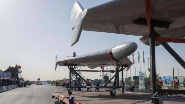 Russlands geheime UAV-Produktionsanlage wird erweitert: Wie und wen rekrutiert Russland für Angriffe auf die Ukraine?“/></p>
<p>Russland steigert aktiv die Massenproduktion von Drohnen wie Shahed, sowie Lockdrohnen, die viel billiger sind und die ukrainischen Luftraumverteidiger in die Irre führen sollten.</p>
<p>Um den Umfang dieser Produktion zu erhöhen, nutzt der Kreml unter anderem die Arbeitskraft von Teenagern, die produzieren Diese Drohnen in Alabuga, die in Tatarstan.</p>
<p>Dies wird von CNN berichtet, der mit Vertretern der ukrainischen Verteidigungskräfte, westlichen Experten und anderen damit vertrauten Quellen gesprochen hat Thema.</p>
<p>Gucke mir gerade </p>
<h2> anRussische Drohnenproduktion in Alabuga und Angriffe in der Ukraine</h2>
<p>Wie in der Veröffentlichung festgestellt wird, ist die Arbeit der ukrainischen Luftverteidigungskräfte in den letzten Monaten exponentiell gefährlicher geworden, da Russland seine Drohnenoffensive verstärkt und ukrainische Städte fast terrorisiert hat täglich.</p>
<p>Allein in den letzten sechs Monaten ist die Zahl der russischen UAV-Angriffe nach Angaben der ukrainischen Streitkräfte von 400 im Mai auf über 2.400 im November gestiegen. Im Dezember gab es mindestens 1.700 Drohnenangriffe.</p>
<p>Während der russische Vorstoß intensiviert wird, sind neue Details über den Ausbau einer geheimen Anlage bekannt geworden, die die russische Drohnenaggression gegen die Ukraine vorantreiben soll.</p>
<p>Es handelt sich um ein Werk in der Sonderwirtschaftszone Alabuga im Süden Tatarstans. Das Werk hat die Produktion von im Iran entwickelten Angriffs- und Aufklärungsdrohnen unter Verwendung „einer Reihe chinesischer Komponenten“ deutlich ausgeweitet. und die Rekrutierung „sehr junger, gering qualifizierter Arbeitskräfte aus russischen Teenagern und afrikanischen Frauen“, schreibt CNN, das mit dem Werk in Verbindung stehende Social-Media-Konten analysierte und sich auf eine Einschätzung ukrainischer Geheimdienstquellen stützte.</p>
<p>Die Quellen, die aus Angst um ihre Sicherheit mit CNN unter der Bedingung anonym sprachen, sagten, dass die Anlage auch Tausende von Täuschungsdrohnen produziert, die die ukrainischen Verteidigungsanlagen überwältigen sollen. Von CNN und Experten analysierte Satellitenbilder zeigen, dass im Werk zwei weitere Gebäude gebaut und die Sicherheit erhöht wurde.</p>
<blockquote>
<p>— Die Ergebnisse bieten einen seltenen Einblick in die boomende Verteidigungsindustrie Russlands, die nach Schätzungen des deutschen Verteidigungsministers kürzlich viermal so groß ist wie die Waffen- und Munitionsproduktion der Europäischen Union. „Das bringt die Ukraine in eine gefährliche Lage in einer Zeit, in der sie mehr denn je Hilfe braucht“, sagte er. schreibt die Veröffentlichung.</p>
</blockquote>
<p>Die Sonderwirtschaftszone Alabuga, etwa 950 km östlich von Moskau gelegen, wurde 2006 gegründet, um westliche Unternehmen mit großzügigen Steueranreizen anzulocken. Doch nach Beginn einer umfassenden Aggression gegen die Ukraine gaben mehrere große Pächter das Gebiet auf.</p>
<p>Wie von CNN erhaltene Satellitenbilder zeigen, hat sich ein Teil des Territoriums seit der Umstellung auf militärische Produktion erheblich erweitert.</p>
<p>Alabuga ist heute das Hauptwerk für die Produktion der Drohne Shahed-136 — oder Geranium-2, wie Russland es nennt, — mit einer Vereinbarung zur Produktion von 6.000 Einheiten bis September 2025, wie aus durchgesickerten Dokumenten hervorgeht, schreibt CNN.</p>
<blockquote>
<p>— Offenbar hat Alabuga diesen Vertrag bereits erfüllt. Das Werk produzierte im Jahr 2023 2.738 Shahed-Drohnen und verdoppelte diese Zahl in den ersten neun Monaten des Jahres 2024 mehr als und produzierte zwischen Januar und September 5.760 Einheiten — schreibt die Veröffentlichung unter Berufung auf Daten aus Quellen des ukrainischen Geheimdienstes.</p>
</blockquote>
<p>Das Washington Institute of Science and International Security, das Alabuga seit 2022 beobachtet, schätzt, dass die 6.000 Drohnen etwa ein Jahr früher als geplant hergestellt wurden.</p>
<p>— Sie bewegen sich schnell, und das sieht man in der gesamten russischen Militärindustrie. Sie stellen selbst keine High-Tech-Sachen her, sie importieren, was sie dafür brauchen, aber sie sind in der Lage, die Produktion von Dingen zu steigern, die einfacher herzustellen sind, und Drohnen sind im Prinzip gar nicht so kompliziert, — <strong>David Albright</strong> sagte gegenüber CNN, ehemaliger UN-Waffeninspektor, der das Washington Institute gründete.</p>
<h2>Falsche Ziele: Wie die Russische Föderation versucht, die ukrainische Luftverteidigung zu täuschen</h2>
<p>Wie Quellen des ukrainischen Geheimdienstes CNN zusätzlich mitteilten Laut Shahedov produziert Alabuga Low-Tech-Täuschungsdrohnen. Die als Gerbera bekannten Lockdrohnen bestehen aus Sperrholz und Schaumstoff und ahmen Shaheds charakteristische dreieckige Form nach.</p>
<blockquote>
<p>— Das russische Militär stellte relativ schnell fest, dass die ukrainische Luftverteidigung durchaus in der Lage war, die meisten Shaheds abzuschießen, — sagte Samuel Bendett, ein Berater von CNA, einer gemeinnützigen Forschungsorganisation mit Sitz in Virginia.</p>
</blockquote>
<p>Er fügte hinzu, dass „Russland eine Waffe brauchte, ein System, das im Prinzip eine Vielzahl von Waffen darstellen könnte.“ Lockvögel für ukrainische Verteidiger.</p>
<p>Laut Quellen des ukrainischen Verteidigungsgeheimdienstes will Russland bis Ende 2024 etwa 10.000 Gerbera-Drohnen produzieren, fast doppelt so viele Shaheds wie Shaheds.</p>
<p>Angesichts der Produktion einer Gerber dürften die Kosten der Hauptfaktor für diese Strategie sein wird geschätzt, dass es <strong>zehnmal billiger ist als die Produktion von Shahed</strong>, sagen Quellen.</p>
<p>Vertreter Die ukrainischen Streitkräfte, die russische UAVs abschießen, sagen, es sei unmöglich, echte Shaheds von Täuschkörpern auf dem Radar zu unterscheiden, aber viele dieser UAVs scheinen unbewaffnet zu sein.</p>
<p>— Wenn wir auf der Karte oder mit eigenen Augen eine Drohne sehen, versuchen wir, sie abzuschießen… ist es billig oder teuer, — Yuri Chumak, einer der Freiwilligen, die russische Drohnen abschossen, und derzeitiger Richter am Obersten Gerichtshof der Ukraine, sagte gegenüber CNN.</p>
<p>Wenn Russland über Nacht 150 Drohnen freisetzt, werden laut Chumak nur 20 bis 30 Märtyrer sein .</p>
<p><img decoding=