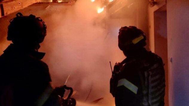 In einem Kernforschungszentrum in Polen kam es zu einer Explosion: Besteht eine Gefahr für die Bevölkerung?“ /></p>
<p>In Polen kam es im Nationalen Zentrum für Kernforschung in der Nähe von Warschau zu einer großflächigen Explosion. Es kam zu einer Explosion, woraufhin ein Feuer ausbrach und es zu Verletzten kam.</p>
<h2>Brand in einem Kernforschungszentrum in Polen</h2>
<p>Laut der polnischen Veröffentlichung Miejski Reporter kam es in den Räumlichkeiten zu einem Brand des Nationalen Kernforschungszentrums in Otwock bei Warschau heute, 18. Dezember.</p>
<p>Infolge der Explosion wurden zwei Menschen verletzt und mit Verbrennungen unterschiedlichen Ausmaßes ins Krankenhaus gebracht.</p>
<p>Das tun wir Ich schaue gerade </p>
<p>Laut vorläufigen Angaben Den Angaben zufolge ereignete sich der Brand in dem Labor, in dem es zu der Explosion kam. Rettungskräften ist es bereits gelungen, die Flammen zu löschen.</p>
<p>Wie in der Mitteilung erwähnt, brach das Feuer in beträchtlicher Entfernung vom einzigen Kernforschungsreaktor in Polen, MARIA, aus, sodass keine radiologische Gefahr besteht.< /p> </p>
<h2>Kernforschungszentrum in Polen: Was ist über ihn bekannt</h2>
<p>Nationales Zentrum für Kernforschung — ist eine polnische Forschungsorganisation, die sich mit der experimentellen Suche nach den Grundgesetzen der Natur beschäftigt.</p>
<p>Laut offenen Quellen arbeiten mehr als 1.000 Menschen in diesem Zentrum.</p>
<p>Die Organisation führt Forschungen zu Reaktoren, Arbeiten zu Kernbrennstoffen und zur Sicherheit von Kernanlagen durch.</p>
</p></p>
<!-- relpost-thumb-wrapper --><div class=