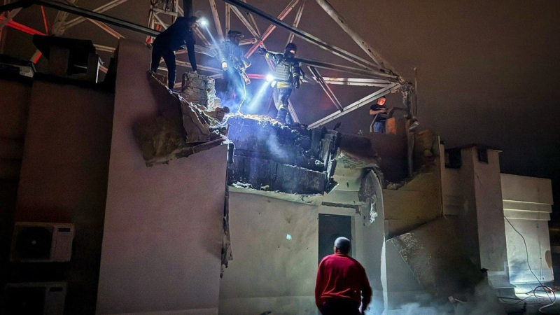 Explosionen in der Region Kiew: Dach eines mehrstöckigen Gebäudes gerät in Brand