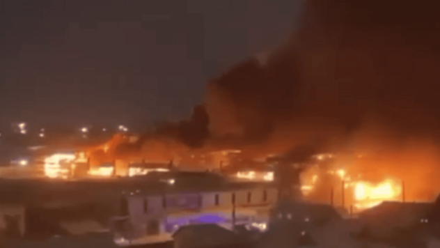 In Nowosibirsk - ein Großbrand in einem Lagerhaus, das eine militärische Einrichtung der ist Russische Föderation“ /></p >
<p>Am 13. Dezember wird in Nowosibirsk weiterhin gegen einen Großbrand in einem Lagerhaus gekämpft. Dabei handelt es sich um eine militärische Einrichtung der Russischen Föderation.</p>
<h2>Brand in einem Lagerhaus in Nowosibirsk: Was bekannt ist</h2>
<p>Am Abend des 12. Dezember brach ein Feuer in einem Lagerhaus in Nowosibirsk aus. </p>
<p>Aufgrund der starken Winde brach das Feuer auf einer Fläche von 3.000 Quadratmetern aus. Ich breitete mich schnell auf eine Fläche von 5.000 Quadratmetern aus. m. Das Dach des Gebäudes ist teilweise eingestürzt.</p>
<p>Jetzt beobachten sie, dass </p>
<p>98 Feuerwehrleute und 30 Ausrüstungsgegenstände zur Brandbekämpfung geschickt wurden.</p>
<p>Insbesondere wurden Drohnen eingesetzt Aufklärung und für die unterbrechungsfreie Wasserversorgung – Feuerwehrzug.</p>
<p>EMERCOM-Mitarbeiter versuchten, ein Übergreifen des Feuers auf zwei an das Gebäude angeschlossene Verwaltungsgebäude zu verhindern.</p>
<p>Retter kamen angeblich zurecht mit offenem Brennen für ca drei Nächte.</p>
<p>Das russische Katastrophenschutzministerium hat noch nicht über die endgültige Liquidation berichtet.</p>
<h2>Was für ein Lagerhaus in Nowosibirsk brennt</h2>
<p>Russische Rettungskräfte behaupten dass das Gebäude einer Produktions- und Lagerhalle für eine Vielzahl von Produkten, darunter auch Kunststoffprodukte, in Brand geriet.</p>
<p>Andrei Kovalenko, Leiter des Zentrums zur Bekämpfung von Desinformation beim Nationalen Sicherheits- und Verteidigungsrat, stellt dies jedoch fest Dies ist nicht nur ein Lagerhaus, sondern eine militärische Einrichtung der Russen.</p>
<p>Dieses Lagerhaus gehörte einem Unternehmen, das die Aktivitäten strategisch wichtiger Einrichtungen und Unternehmen in Russland unterstützte, insbesondere Energieinfrastruktur und Unternehmen, die Explosionen produzieren -sichere Ausrüstung usw.</p>
<h2>Nowosibirsk auf der Karte</h2>
<p><img decoding=