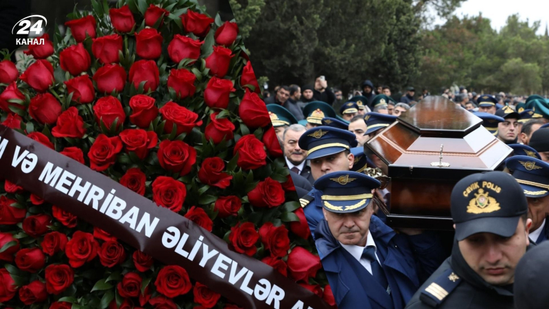 In Baku fand eine Beerdigung für die bei dem Flugzeugabsturz in Aktau getöteten Flugzeugbesatzungsmitglieder statt