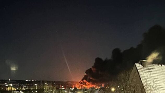 Eines der größten Ölproduktterminals wurde in der Nähe von Orel getroffen – dem Generalstab der Streitkräfte der Ukraine“ /></p>
<p>In den Vororten des russischen Orel wurde eine lineare Produktionskontrollstation getroffen (LPDS) Steel Horse, eines der größten Terminals für Erdölprodukte.</p>
<p><strong>Aktualisiert um 10:27</strong>. Die Informationen wurden vom Generalstab der Streitkräfte der Ukraine bestätigt.</p>
<h2>Was über die Explosionen in Orel am 14. Dezember bekannt ist</h2>
<p>In der Nacht begannen die Explosionen in Orel zu donnern vom 14. Dezember. Danach brach ein Großbrand aus.</p>
<p>Jetzt beobachten sie </p>
<p>Die Einheimischen waren überzeugt, dass das Öldepot Feuer gefangen hatte. Ihnen zufolge fing mindestens ein Panzer Feuer.</p>
</p>
<p>Die Berichte des Gouverneurs der Region Orjol Andrei Klychkov waren weniger konkret.</p>
<p>Der Leiter der Region berichtete lediglich von einem „Brennstoffbrand in einer Infrastruktureinrichtung“. und zerbrochene Fensterscheiben in mehreren Privathäusern.</p>
<p>Dies geschah, so Klychkov, aufgrund eines massiven Drohnenangriffs.</p>
<p>Übrigens, so der Gouverneur, waren es die Luftverteidigungskräfte Über der Region Orjol wurden 11 Drohnen zerstört, während die Zahl des russischen Verteidigungsministeriums halb so hoch ist.</p>
<p>Das russische Verteidigungsministerium behauptet, dass nur fünf in der Region Orjol gelandet wurden UAV.</p>
<p>Weitere 12 wurden angeblich über der Region Kursk und der Region Krasnodar zerstört oder abgefangen, sieben über der Region Brjansk und einer über dem Asowschen Meer.</p>
<p>Am Morgen, so Klychkov, war das Feuer in der Anlage in Die Region Orjol wurde lokalisiert und die operativen Dienste ergreifen zusätzliche Maßnahmen, um die Folgen zu beseitigen.</p>
<p>Augenzeugen behaupten, dass das Feuer immer mehr Panzer erfasst.</p>
</p>
<h2>Explosionen in Orel: Bestätigung des Generalstabs der Streitkräfte der Ukraine</h2>
<p>Der Generalstab der Streitkräfte der Ukraine stellt fest, dass zu der Zeit, als die Explosionen in Orel donnerten, in den Vororten Einheiten der Spezialeinsatzkräfte der Streitkräfte der Ukraine zusammen mit anderen Komponenten der Verteidigungskräfte den Stahl beschossen Kontrollstation für die lineare Pferdeproduktion.</p>
<p>Danach begann ein Großbrand.</p>
<p>Die ukrainische Seite untersucht noch immer die Ergebnisse der Kampfhandlungen.</p>
<h2>Was ist bekannt über die Steel Horse LPDS in der Region Orjol</h2>
<p>Steel Horse Linear Production Dispatch Station ist eines der größten Ölproduktterminals in den Vororten von Orel.</p>
<p>LPDS Stalnoy Kon ist Teil des russischen militärisch-industriellen Komplexes.</p>
<p>Diese Station versorgt die russische Armee mit Ölprodukten.</p>
<h2 >Adler auf der Karte</h2>
<p><img decoding=