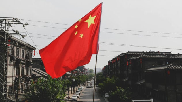 China verbot als Reaktion auf die Maßnahmen der USA den Export von Gallium, Germanium und Antimon in die USA Staaten“ />< /p> </p>
<p>China hat am Dienstag den Export kritischer Mineralien in die Vereinigten Staaten verboten — Gallium, Germanium und Antimon, die häufig für militärische Zwecke verwendet werden, führten einen Tag nach Washingtons Vorgehen gegen den chinesischen Chipsektor zu einer Eskalation der Handelsspannungen.</p>
<p>Reuters berichtet.</p>
<h2 >China hat den Export von Gallium, Germanium und Antimon in die Vereinigten Staaten verboten</h2>
<p>Die chinesischen Beschränkungen verstärken die Durchsetzung bestehender Beschränkungen für den Export kritischer Mineralien, die Peking letztes Jahr eingeführt hat, gelten jedoch nur für den amerikanischen Markt. Es war die jüngste Eskalation der Handelsspannungen zwischen den beiden größten Volkswirtschaften der Welt vor dem Amtsantritt des designierten US-Präsidenten Donald Trump im nächsten Monat.</p>
<p>Now Watching </p>
<p>Chinas Handelsministerium hat Güter mit doppeltem Verwendungszweck sowohl für militärische als auch militärische Zwecke bestellt Militärische Nutzung. Zivile Nutzung bezieht sich auf Fragen der nationalen Sicherheit.</p>
<p>Die Verordnung, die sofort in Kraft tritt, erfordert außerdem strengere Endverbrauchskontrollen für Graphitprodukte, die in die Vereinigten Staaten versandt werden.</p>
<blockquote>
<p>— Grundsätzlich ist der Export von Gallium, Germanium, Antimon und superharten Materialien in die USA nicht gestattet, — so das Ministerium in einer Erklärung.</p>
</blockquote>
<p>Gallium und Germanium werden in Halbleitern verwendet, und Germanium — in Infrarottechnik, Glasfaserkabeln und Solarpanels. Antimon wird in Kugeln und anderen Waffen verwendet, und Graphit — Volumenmäßig größter Bestandteil der Batterien von Elektrofahrzeugen.</p>
<p>Der Schritt hat neue Bedenken geweckt, dass Peking andere kritische Mineralien ins Visier nehmen könnte, darunter solche mit noch umfassenderen Verwendungszwecken wie Nickel oder Kobalt, schreibt Reuters.</p>
<blockquote>
<p>&# 8212; China hat schon seit einiger Zeit seine Bereitschaft zu solchen Schritten signalisiert. Wann werden die USA also ihre Lektion lernen? — sagte Todd Malan von Talon Metals, das versucht, eine Nickelmine in Minnesota zu erschließen und in Michigan nach dem Metall sucht.</p>
</blockquote>
<p>Die einzige Nickelmine der Vereinigten Staaten wird bis 2028 erschöpft sein.</p>
<p>Die Vereinigten Staaten prüfen neue Beschränkungen, werden jedoch „notwendige Schritte“ unternehmen, um dies zu verhindern. Als Antwort darauf sagte ein Sprecher des Weißen Hauses, ohne Einzelheiten zu nennen.</p>
<p>— „Diese neuen Kontrollen unterstreichen nur, wie wichtig es ist, unsere Bemühungen mit anderen Ländern zu verstärken, um Risiken zu reduzieren und kritische Lieferketten von China weg zu diversifizieren“, sagte er. zitiert ein Vertreter der amerikanischen Regierung Reuters.</p>
<h2>Ressourcenlieferungen aus China in die USA</h2>
<p>Nach Angaben des chinesischen Zolls gab es von Anfang dieses Jahres bis Oktober keine Lieferungen von bearbeitetem oder nicht bearbeitetem Germanium und Gallium in die Vereinigten Staaten, obwohl das Land jedes Jahr der viert- bzw. fünftgrößte Markt für diese Mineralien ist früher.</p>
<p>In ähnlicher Weise gingen die Antimonlieferungen nach China im Oktober im Vergleich zum September um 97 % zurück, nachdem Pekings Dekret zur Beschränkung seiner Exporte in Kraft trat.</p>
<p>Letztes Jahr entfielen 48 % des weltweiten Antimons auf China, das in Munition, Infrarotraketen, Atomwaffen und Nachtsichtbrillen sowie Batterien und Photovoltaikgeräten verwendet wird.</p>
<p>In diesem Jahr entfiel dieser Anteil auf China 59,2 % der Produktion von raffiniertem Germanium und 98,8 % der Produktion von raffiniertem Gallium, so das Beratungsunternehmen Project Blue.</p>
<h2>Wie werden die Chinesen? Verbot des Exports von Ressourcen in die USA</h2>
<p>— Dieser Schritt — eine deutliche Eskalation der Spannungen in den Lieferketten, wo der Zugang zu Rohstoffen im Westen bereits begrenzt ist, — sagte Jack Bedder, Mitbegründer von Project Blue.</p>
<p>Die Preise für Antimontrioxid in Rotterdam stiegen am 28. November seit Jahresbeginn um 228 % — nach Angaben der Nachrichtenagentur Argus bis zu 39.000 US-Dollar pro Tonne.</p>
<p>— Jeder wird in seinem eigenen Garten graben, um Antimon zu finden. Viele Länder werden versuchen, Antimonvorkommen zu finden, — Ein kleiner europäischer Metallhändler sagte gegenüber Reuters, weigerte sich jedoch, seinen Namen zu nennen.</p>
<p>Perpetua Resources, das mit Mitteln der US-Regierung eine Antimonmine in Idaho entwickelt, sagte, China „militarisiere“ China. Zugang zu Bodenschätzen, die für US-amerikanische Militär- und Technologieunternehmen von entscheidender Bedeutung sind.</p>
<blockquote>
<p>— Wir müssen die Beschaffung amerikanischer Mineralien ernst nehmen. „Es ist an der Zeit, unsere Abhängigkeit von China zu beenden und unsere Zukunft zu sichern“, sagte er. sagte John Cherry, CEO von Perpetua.</p>
</blockquote>
<p>United States Antimony, das in Montana Antimon verarbeitet, sagte, es glaube, dass Chinas Schritt zu höheren Preisen für das Metall und damit zu mehr Lieferungen an seine Schmelze führen werde, obwohl das Unternehmen einräumte, dass es Zeit brauchen werde, das zu entwickeln Minen.</p>
<h2>Beschränkungen der Vereinigten Staaten gegen China</h2>
<p>Chinas Schritt erfolgt, nachdem Washington am Montag zum dritten Mal in drei Jahren Beschränkungen für die chinesische Halbleiterindustrie verhängt und den Export von 140 Unternehmen verboten hat, darunter dem Chipausrüster Naura Technology Group.</p>
<p>Trump, dessen erste vierjährige Amtszeit Das Weiße Haus markierte einen erbitterten Handelskrieg mit China, sagte, es werde 10-prozentige Zölle auf chinesische Waren erheben und drohte mit 60-prozentigen Zöllen auf chinesische Importe während seines Präsidentschaftswahlkampfs.</p>
<blockquote>
<p>— Es überrascht nicht, dass China auf die zunehmenden aktuellen und bevorstehenden Beschränkungen der US-Regierung mit eigenen Beschränkungen der Lieferung dieser strategischen Mineralien reagiert hat. Dies ist ein Handelskrieg ohne Gewinner, — sagte Peter Arkell, Vorsitzender der China Global Mining Association.</p>
</blockquote>
<p>Darüber hinaus forderten mehrere chinesische Industriegruppen am Dienstag ihre Mitglieder auf, inländische Halbleiter zu kaufen, wobei einer sagte, amerikanische Chips seien nicht mehr sicher und zuverlässig.</p>
</p></p>
<!-- relpost-thumb-wrapper --><div class=