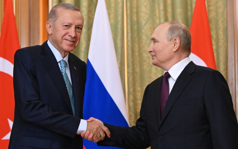 Erdogan besprach mit Putin die Lage in Syrien: Was bekannt ist“ /></p>
<p><strong>Ankara arbeitet „Eine faire und langfristige Lösung des Problems in Syrien.“</strong></p>
<p>Der türkische Präsident Recep Tayyip Erdogan hat mit dem russischen Diktator Wladimir Putin telefoniert. Politiker diskutierten über die Verschärfung der Lage in <strong>Syrien</strong>.</p>
<p>Dies teilte das Büro für Kommunikation des türkischen Präsidenten mit.</p>
<p>Bei dem Telefonat ging es um „Türkisch -Russische Beziehungen, die jüngsten Ereignisse in Syrien sowie globale und regionale Probleme.“</p>
<p>Laut Erdogan arbeitet Ankara an „einer fairen und langfristigen Lösung des Problems in Syrien“. Schließlich unterstütze die Türkei weiterhin die territoriale Integrität Syriens, fügte der Präsident hinzu.</p>
<p>Darüber hinaus betonte der türkische Staatschef, dass „das syrische Regime am Prozess der politischen Lösung des Problems teilnehmen muss.“< /p> </p>
<p>„Präsident Erdogan stellte fest, dass „die Vermeidung von Schaden für Zivilisten das wichtigste Thema im Kontext der jüngsten Ereignisse in Syrien ist, und sagte, dass Syrien nicht zu einer Quelle noch größerer Instabilität werden sollte“, sagte das Büro des türkischen Staatschefs. </p>
<p>Laut Erdogan unternimmt die Türkei „alles Mögliche, um den Frieden in Syrien wiederherzustellen“.</p>
<p>Der türkische Präsident fügte hinzu, dass sein Land weiterhin eine starke Position im Kampf gegen die Arbeiterpartei Kurdistans behaupten werde (PKK), die Ankara als Terrororganisation bezeichnet, und ihre Vertreter.</p>
<p>Erinnern Sie sich daran, dass ISW-Analysten erklärt haben, <strong>ob der Konflikt in Syrien in der Lage sein wird, russische Streitkräfte vom Krieg in der Ukraine abzulenken.</strong > In Insbesondere wird darauf hingewiesen, dass die Russische Föderation praktisch alle dort stationierten Schiffe von ihrem Stützpunkt in Tartus abgezogen hat.</p>
<h4>Ähnliche Themen:</h4>
<p>Weitere Nachrichten</p>
<!-- relpost-thumb-wrapper --><div class=