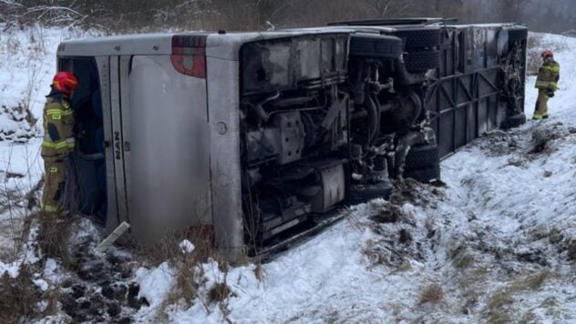 Ein polnischer Bus kippte nahe der Grenze zur Ukraine um: 19 Passagiere wurden verletzt