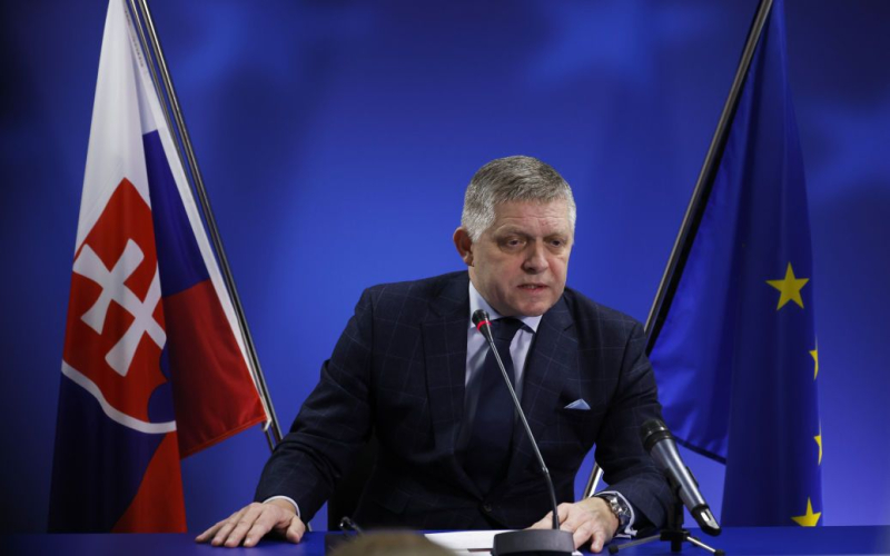 Fico drohte, die Lieferungen einzustellen Strom in die Ukraine“ /></p>
<p><strong>Der slowakische Premierminister bezeichnete die Einstellung des russischen Gastransits durch die Ukraine als sehr eine teure „politische Geste“.</strong></p>
<p>Der slowakische Premierminister Robert Fico sagte, dass seine Regierung erwägen werde, die Lieferung von Reservestrom an die Ukraine einzustellen, wenn Kiew den Transit von russischem Gas nach Europa stoppt.</p>
<p>Dies sagte er in einer Videobotschaft, die am Freitagabend, dem 27. Dezember, im sozialen Netzwerk Facebook veröffentlicht wurde.</p>
<p>„Nach dem 1. Januar 2025, wenn der Transit von russischem Gas durch die Ukraine eingestellt werden soll, wird die slowakische Regierung die Situation und die Möglichkeit von Vergeltungsmaßnahmen gegen die Ukraine prüfen. Wenn nötig, wird er die Lieferung von Strom, den die Ukraine dringend benötigt, einstellen oder sich auf eine andere Vorgehensweise einigen“, sagte er.</p>
<p>Laut Fico ist die Einstellung des Transits von russischem Gas durch die Ukraine nicht nur eine politische Angelegenheit Geste, aber „eine teure Geste“, für die angeblich die gesamte Europäische Union (EU), einschließlich der Slowakei, zahlen wird.</p>
<p>„Die Europäische Union wird in den Jahren 2025 und 2026 etwa 120 Milliarden Euro mehr für höhere Gas- und Strompreise zahlen. Unsere Wettbewerbsfähigkeit wird erneut sinken. Die Slowakei wird etwa eine halbe Milliarde Euro an Transitgebühren verlieren, die Ukraine wird fast eine Milliarde Euro verlieren und Russland.“ werden wohl nur 2,5 Milliarden Euro verlieren. Die Russen wurden doch wieder bestraft, oder?“ – Der slowakische Premierminister gab seine Berechnungen bekannt.</p>
<p>Fico beklagt, dass sich die Slowakei nach der Einstellung des ukrainischen Transits am Ende der Lieferkette befinden wird und nicht wie zuvor am Anfang der Gasversorgung alternative Routen aus dem Westen, Süden oder Norden.</p>
<p>„Aber wen interessiert die Slowakei, Herr Selenskyj? Wenn Sie jedoch im Winter etwas zum Warmhalten brauchen, schreien Sie: Schämen Sie sich“, wandte sich der slowakische Premierminister an den ukrainischen Präsidenten.</p>
<p>Robert Fico sagte dass die Verringerung der Abhängigkeit der EU von russischem Gas vor allem den Vereinigten Staaten zugute kommt.</p>
<p>Zuvor hatte der ukrainische Premierminister Denis Schmigal die Position der Ukraine hinsichtlich der Möglichkeit der Fortsetzung des Transits von russischem Gas bekannt gegeben nach Europa blieb unverändert. Sie endet am 1. Januar 2025 um 7 Uhr morgens.</p>
<p>Am 22. Dezember besuchte der slowakische Ministerpräsident Robert Fico Moskau, wo er ein „langes Gespräch“ mit dem Besitzer des Kremls, Wladimir Putin, führte. nach der Erklärung des ukrainischen Präsidenten Wladimir Selenskyj über die Unmöglichkeit, den Transit von russischem Gas durch die Ukraine fortzusetzen.</p>
<p>Erinnern Sie sich daran, dass der Präsident der Russischen Föderation Wladimir Putin sagte, dass es keinen Transit von Gas nach Europa durch die Ukraine gebe wird sein, da ein Vertragsabschluss wenige Tage vor dem neuen Jahr nicht möglich sein wird.</p>
<h4>Ähnliche Themen:</h4>
<p>Weitere Neuigkeiten</p>
<!-- relpost-thumb-wrapper --><div class=