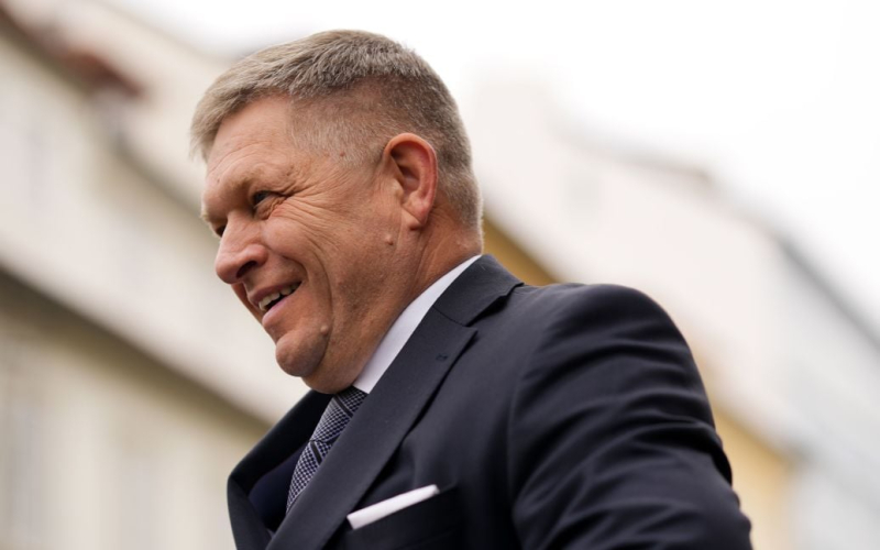 Fico enthüllte Details des Gesprächs mit Putin“ /></p>
<p><strong>Der Premierminister der Slowakei beschwerte sich über den Ukrainer Präsident.</strong></p>
<p>Der slowakische Premierminister Robert Fico sagte, sein „langes Gespräch“ mit Kremlchef Wladimir Putin sei eine Reaktion auf eine Erklärung des ukrainischen Präsidenten Wladimir Selenskyj zu „jeglichem Gastransit“ durch die Ukraine und Sanktionen gegen das russische Atomprogramm.</p>
<p>Fico schrieb darüber im sozialen Netzwerk Facebook.</p>
<p>„Mein heutiges Treffen war eine Antwort auf die Erklärung des Präsidenten der Ukraine, der darauf reagierte.“ Mein Persönliche Frage am Donnerstag, dass er jeden Gastransit durch die Ukraine in unser Territorium ablehnt. Außerdem befürwortet der ukrainische Präsident Sanktionen gegen das russische Atomprogramm. Mit dieser Position fügt er der Slowakei finanziellen Schaden zu.</p>
<p> Laut Fico tauschten sich die Staats- und Regierungschefs außerdem über die Ereignisse in der Ukraine aus.</p>
<p>„Wir tauschten Ansichten über die militärische Lage in der Ukraine, die Möglichkeit eines baldigen friedlichen Endes des Krieges usw.“ aus „Die gegenseitigen Beziehungen zwischen der Slowakei und der Russischen Föderation“, schrieb der slowakische Ministerpräsident.</p>
<p>Er sagte auch, dass sein Treffen mit dem russischen Diktator eine Reaktion auf die Tatsache sei, dass die Ukraine den Transit von russischem Gas aussetzen werde 2025.</p>
<p>Fico versicherte außerdem, dass er die europäischen Staats- und Regierungschefs vor Plänen warnte, zu Putin zu gehen.</p>
<p>Erinnern Sie sich daran, dass Robert Fico zuvor die Position der Ukraine zum Gastransit kritisiert hatte. Ihm zufolge ist dies eine der fünf größten Meinungsverschiedenheiten zwischen den Ländern.</p>
<p>Gleichzeitig sagte der ukrainische Präsident Wladimir Selenskyj, dass die Ukraine keine Transitoptionen akzeptieren werde, die es Russland ermöglichen würden, weiterhin Geld zu verdienen . Er antwortete, ob die Ukraine den Transit von russischem Gas fortsetzen werde</p>
<h4>Verwandte Themen:</h4>
<p>Weitere Nachrichten</p>
<!-- relpost-thumb-wrapper --><div class=