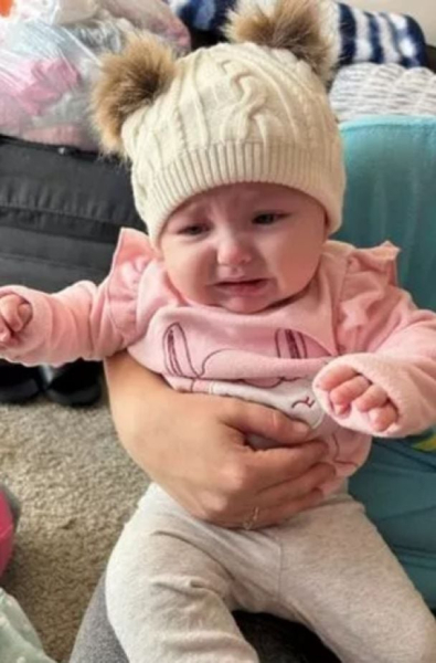 Ein Mann ging hinaus, um ein Paket abzuholen, und fand zwei Babys in einem Graben in der Kälte – /></p>
<p>Der Polizeisprecher von Indianapolis, William Young, sagte: „Es ist sehr kalt hier draußen. Wer weiß, was passiert wäre, wenn dieser Mann nicht in der Lage gewesen wäre, nach draußen zu kommen. Es ist sehr kalt und wir sind noch früh dran.“ Phasen, um herauszufinden, wer verantwortlich ist.“</p>
<p>Young lobte Dean dafür, dass er sich um die Mädchen gekümmert hatte, als die Polizei eintraf, und fügte hinzu: „Er hat getan, was jeder gute Mensch tun würde. Er hat diese Babys aufgenommen. Das ist das Ergebnis, das wir wollten. Ich weiß nicht, wie ich diesem freundlichen Mann genug danken soll.“ „Mann. Wir haben keinen Verdächtigen festgenommen, aber unsere nächste Priorität wird es sein, herauszufinden, wer für diesen speziellen Vorfall verantwortlich ist.“</p>
<p><img decoding=