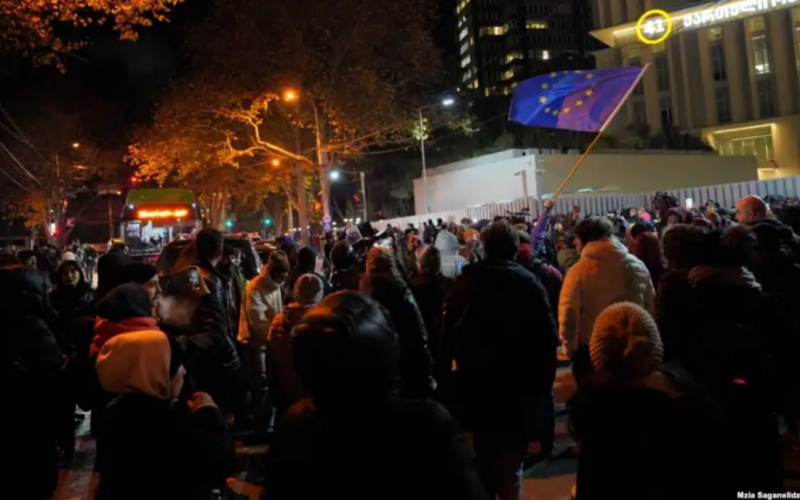 Bei Anti- Regierung protestiert gegen in Georgien inhaftierte Ukrainerin &ndash; /></p>
<p><strong>Der Mann wurde mit Pfefferspray und einem Mobiltelefon durchsucht und gefunden.</strong></p>
<p>In Tiflis wurde wahrscheinlich ein ukrainischer Staatsbürger in einer Anti- Protest der Regierung.< /p> </p>
<p>Dies geht aus einem Bericht des Fernsehsenders Rustavi-2 hervor.</p>
<p>Die georgische Polizei gab an, dass sie im Rahmen eines Strafverfahrens im Zusammenhang mit der Organisation einen Mann festnahm wegen Gruppengewalt, für die ihm eine Freiheitsstrafe von bis zu 9 Jahren droht Entbehrung.</p>
<p><img decoding=