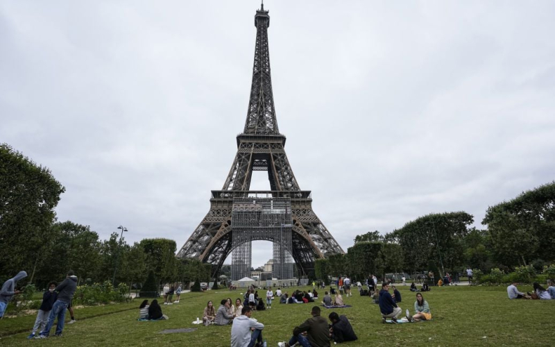 Ein Feuer brach aus Der Eiffelturm: Was ist passiert? /></p>
<p><strong>Etwa 1200 wurden evakuiert Menschen.</strong></p>
<p>In Paris brach an einem der berühmtesten Wahrzeichen der Welt – dem Eiffelturm – ein Feuer aus.</p>
<p>Das berichtete Bild.</p>
<p>Das Feuer brach im Aufzugsschacht zwischen dem ersten und zweiten Stock aus, wodurch mehr als 1.200 Menschen evakuiert werden mussten. Rettungskräfte arbeiteten vor Ort, doch zunächst war es für sie schwierig, den Brandherd zu erreichen. Als Brandursache wurde eine Überhitzung des Kabels im Aufzugsmechanismus genannt. Das Feuer konnte unter Kontrolle gebracht und bereits gelöscht werden.</p>
<p>„Etwa 1.200 Menschen wurden evakuiert. Es wird berichtet, dass Feuerwehrleute die Überhitzung des Kabels als Ursache für den Brand nannten“, sagte ein Journalist der Zeitung „Boulevard“. Voltaire.“</p>
<p>Bis zur Beseitigung der Notsituation war der Zugang zur Attraktion eingeschränkt und die umliegenden Bereiche gesperrt.</p>
<p>Wir möchten Sie daran erinnern, dass die Eröffnungszeremonie von Die Rekonstruktion der Kathedrale von Paris fand in Paris statt. Unsere Liebe Frau</p>
<h4>Verwandte Themen:</h4>
<p>Weitere Neuigkeiten</p>
<!-- relpost-thumb-wrapper --><div class=