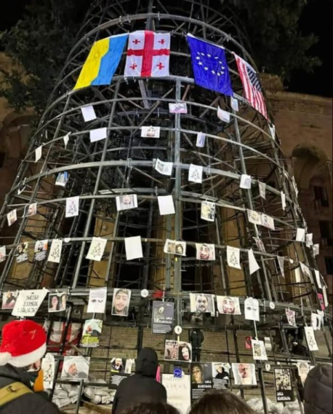 Auf der Rahmen Ukrainische Flagge erschien auf dem Neujahrsbaum in Tiflis: Foto