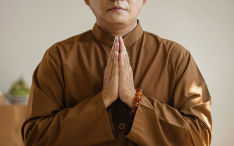 Der Abt von Im Tempel wurden 73 Leichen versteckt: Seine Erklärung war schockierend. Ihm zufolge wurden die Leichen für Schulungen verwendet „Todesbewusstsein“, um Mönchen dabei zu helfen, sich ihrer Angst vor dem Tod zu stellen und ihre spirituelle Praxis zu vertiefen.</strong></p>
<p>Ein thailändischer Tempelabt war schockiert, nachdem er dabei erwischt wurde, wie er mindestens 73 Leichen versteckte, von denen er glaubt, dass sie es waren Wird verwendet, um Mönchen das Meditieren beizubringen.</p>
<p>Dies wird von SCMP berichtet.</p>
<p>Zusätzlich zu diesem erstaunlichen Fund, mehr als 600 Krokodile, was viele verblüffte.</p>
<p>Am 22. November durchsuchte die thailändische Polizei den berühmten Tempel Thiphaksong Pa Sangnayatham in Phothal im südwestlichen Teil der Provinz Phichit in Zentralthailand, wo 41 Leichen gefunden wurden.</p>
<p>Laut lokalen Berichten befand sich der Tempel in einem ruhigen Wald auf einer Fläche von etwa 16.000 Quadratmetern, war berühmt für seine spirituellen Praktiken und wurde von zahlreichen Fans unterstützt, das Land wurde sogar gespendet Follower.</p>
<p>Auf dem großen Tempelgelände befinden sich ein Open-Air-Meditationszentrum, vier Speisesäle für Besucher und Mönche sowie mehrere Bambus-Meditationspavillons, in denen die Polizei jeweils 4-5 Särge fand.</p>
<p>Außerdem im Innenhof Der Tempel beherbergt einen riesigen Krokodilteich, in dem über 600 Krokodile leben und der Berichten zufolge zur Erfüllung von Wünschen genutzt wird. Der von hohen Zäunen umgebene Krokodilteich ist für Besucher unzugänglich, sie können ihn nur aus der Ferne beobachten und üben.</p>
<p><img decoding=