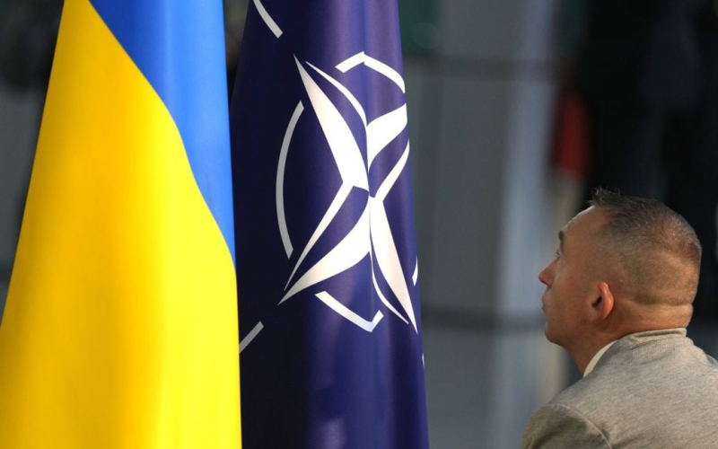 Die NATO hat es nicht eilig: Sie baut eine Kommandozentrale auf, um der Ukraine zu helfen ist spät dran – Bloomberg“ /></p>
<p><strong>Das Zentrum in Wiesbaden sollte im Oktober eröffnen, ist aber immer noch nicht besetzt.</strong></p>
<p>Gründung eines Die neue Mission mit dem Titel „NATO Security and Training Assistance for Ukraine“ (NSATU), die darauf abzielt, den Mechanismus zur Bereitstellung militärischer Hilfe vor jeglicher Einmischung von Trump zu schützen, liegt deutlich hinter dem Zeitplan zurück.</p>
<p>Dies berichtet Bloomberg mit Referenz nach eigenen Angaben.</p>
<p>Laut Gesprächspartnern von Journalisten war die Eröffnung des NSATU-Zentrums mit 700 Mitarbeitern bereits im Oktober in Wiesbaden, Deutschland, geplant.</p>
<p>„Aber das Zentrum befindet sich noch in der Personalbeschaffungsphase und verfügt über mehrere Hundert Mitarbeiter. Viele Stellen sind vakant, weil die NATO-Mitgliedsländer es nicht eilig haben, das versprochene Personal zu entsenden“, heißt es in dem Artikel.</p>
<p>Einrichtung der Kommandozentrale in Wiesbaden war eine der wichtigsten Verpflichtungen, die auf dem Juli-Gipfel der Allianz eingegangen wurden. In ihrem Beschluss einigten sich die NATO-Mitglieder darauf, eine größere Rolle bei der Koordinierung der militärischen Hilfe und Ausbildung für die Ukraine zu übernehmen. Ein solcher Schritt sollte die Zuteilung der Hilfe vorhersehbarer machen und diesen Mechanismus unabhängig von Veränderungen in der politischen Situation in den Vereinigten Staaten nach der Wahl von Donald Trump zum Präsidenten machen.</p>
<p>Denken Sie daran, dass laut Pistorius die Die NATO-Mission in Wiesbaden wird im Januar 2025 die Koordinierung der westlichen Militärhilfe für die Ukraine übernehmen. Er sagte auch, dass Europa die militärische Unterstützung für die Ukraine im Zusammenhang mit der bevorstehenden Rückkehr von Donald Trump ins Weiße Haus verstärken werde.</p>
<h4>Verwandte Themen:</h4>
<p>Weitere Nachrichten</p>
<!-- relpost-thumb-wrapper --><div class=