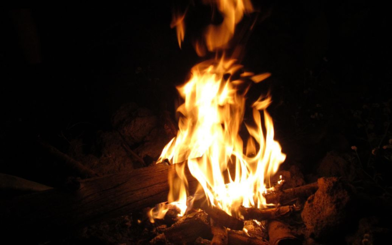 Gefährliche Konversation: Eine Gruppe Männer zündete an einer Tankstelle ein Feuer an. /></p>
<p><strong>Ein so gefährlicher Schritt löste heftige Kritik aus Nutzer des sozialen Netzwerks.</strong></p>
<p>Unbekannte Männer entzündeten ein Feuer in der Nähe einer Tankstelle.</p>
<p>Ein Video von mehreren Männern, die mitten in einer Tankstelle um ein Feuer sitzen wurde im sozialen Netzwerk „X“ veröffentlicht, berichtet TSN ua.</p>
<p>Das Unternehmen, das am Feuer saß, redete über etwas. Es besteht keine Sorge vor der Gefahr, die von Menschen ausgeht.</p>
<p>In wenigen Tagen erhielt das Video mehr als 240.000 Aufrufe und mehr als hundert Kommentare.</p>
<p>„Es ist ein schmaler Grat.“ „Sie können nicht so dumm sein, in der Nähe einer Tankstelle ein Feuer anzuzünden. Ich hoffe, dass die zuständigen Behörden entsprechende Maßnahmen ergreifen und der Tankstelle die Lizenz entziehen.“ „Das sind sie.“ „Ich habe überhaupt keine Angst vor dem Tod“, „Das ist sehr gefährlich“ – solche Kommentare. unter dem Video hinterlassen.</p>
<p>Insbesondere forderte die Mehrheit der Nutzer sozialer Netzwerke, gegen die Verstöße vorzugehen und der Tankstelle die Lizenz zu entziehen.</p>
<p>Der Standort und Die Umstände dieses Vorfalls sind noch unbekannt.</p>
<h4> Verwandte Themen:</h4>
<p>Weitere Nachrichten</p>
<!-- relpost-thumb-wrapper --><div class=