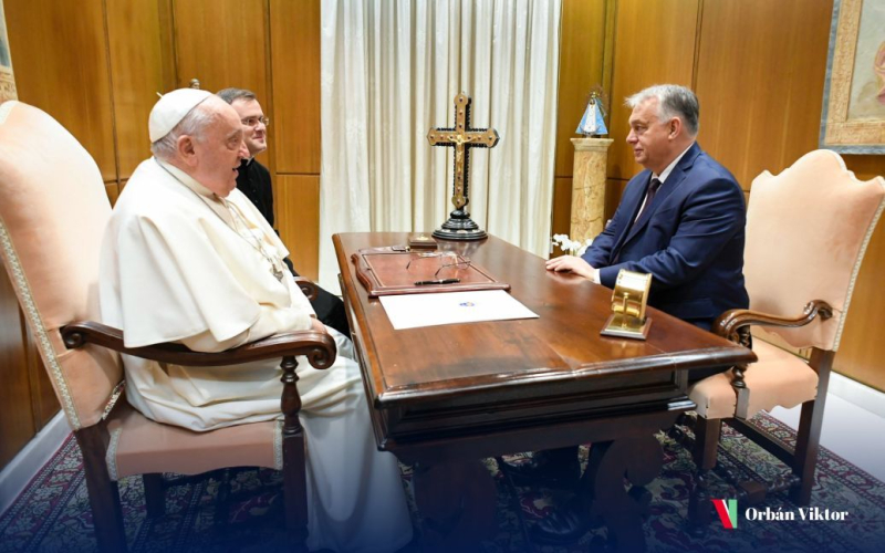 Orban mit dem Papst „Förderung des Friedens“ in der Ukraine besprochen“ /></p>
<p><strong>Der ungarische Premierminister wird in Betracht gezogen Der engste Verbündete des Kremls in der Europäischen Union.</strong></p>
<p>Am Mittwoch, dem 4. Dezember, empfing Papst Franziskus den ungarischen Premierminister Viktor Orban im Vatikan, mit dem er die Aussichten für Frieden in der Ukraine besprach.< /p> </p>
<p>Dies wurde vom Pressedienst des Vatikans gemeldet.</p>
<p>„Während des Treffens wurde besonderes Augenmerk auf den Krieg in der Ukraine gelegt, wobei der Schwerpunkt auf den humanitären Folgen und den Bemühungen zur Förderung des Friedens lag“, heißt es in der Botschaft.</p>
<p>Nach dem Gespräch mit dem Papst veröffentlichte Viktor Orban ein Foto in sozialen Netzwerken mit der Überschrift: „Ich habe den Heiligen Vater besucht, weil wir die Chance auf Frieden nutzen müssen.“</p>
<p>In der Erklärung des Vatikans heißt es außerdem, dass während des Gesprächs zwischen dem Oberhaupt der katholischen Kirche und dem ungarischen Ministerpräsidenten die ungarische Präsidentschaft der Europäischen Union in diesem Jahr und „die zentrale Rolle der Familie und der Schutz der jüngeren Generationen“ besprochen wurden. p> </p>
<p>Der ungarische Staatschef traf sich auch mit dem vatikanischen Außenminister Pietro Parolin und dem vatikanischen Unterstaatssekretär für Beziehungen zu Staaten und internationalen Organisationen Miroslav Wachowski.</p>
<p>Viktor Orban gilt als engster Verbündeter des Kremls in der Europäischen Union und hat wiederholt zu Friedensgesprächen aufgerufen und sich geweigert, nach der russischen Invasion im Jahr 2022 militärische Hilfe an die Ukraine zu schicken. Orbáns Reise nach Russland im Juli dieses Jahres, um einen Weg zur Beendigung des Krieges in der Ukraine auszuloten, stieß bei der Europäischen Union auf Kritik.</p>
<p>Papst Franziskus betet regelmäßig für Frieden in Weltkonflikten und spricht auch von einem „Märtyrertum der Ukraine“. über die palästinensischen Gebiete, Israel und Myanmar.</p>
<p>Erinnern Sie sich daran, dass der neu gewählte Präsident der Vereinigten Staaten, Donald Trump, nach seinem Wahlsieg mehrere Telefongespräche mit dem Premierminister führte Ungarn von Viktor Orban, in dem er über die russische Aggression gegen die Ukraine sprach.</p>
<h4>Verwandte Themen:</h4>
<p>Weitere Nachrichten</p>
<!-- relpost-thumb-wrapper --><div class=