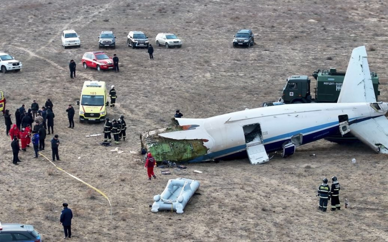 Herbst Flugzeug in Kasachstan: Türkiye wird sich der Untersuchung des Absturzes anschließen“ /></p>
<p><strong>Eine Expertengruppe ist bereits in Baku eingetroffen.</strong></p>
<p>Die türkische Regierung hat eine Expertengruppe entsandt, um den Absturz einer Azerbaidschanischen Fluggesellschaft zu untersuchen Passagierflugzeug ( AZAL), das während des Fluges Baku-Grosny in Kasachstan abgestürzt ist.</p>
<p>Das berichtet TRT Haber.</p>
<p>„Wir haben eine Untersuchungskommission aus acht Personen aus der Türkei eingesetzt.“ den Unfall des Passagiers zu untersuchen „Das Flugzeug der Azerbaidschanischen Fluggesellschaft, das am 25. Dezember auf dem Flug von Baku nach Grosny in der Nähe der Stadt Aktau in Kasachstan abgestürzt ist“, sagte der Minister für Verkehr und Infrastruktur Abdulkadir Uraloglu.</p>
<p>Ihm zufolge werden türkische Experten sich der Untersuchung anschließen auf Antrag der staatlichen Zivilbehörde Luftfahrt Aserbaidschans. Sie werden am 28. Dezember in Baku mit der Arbeit beginnen und in Abstimmung mit den örtlichen Behörden zusammenarbeiten.</p>
<p>Der Flugzeugabsturz ereignete sich am Morgen des 25. Dezember in Kasachstan. Ein Flugzeug der Aserbaidschan Airlines, das von der aserbaidschanischen Hauptstadt Baku nach Grosny in Russland flog, stürzte in der Nähe der kasachischen Stadt Aktau ab.</p>
<p>An Bord des Flugzeugs befanden sich 67 Menschen, fünf davon Besatzungsmitglieder. Mindestens 38 von ihnen kamen ums Leben.</p>
<p>Laut Euronews-Quellen in der aserbaidschanischen Regierung wurde der Absturz durch eine russische Boden-Luft-Rakete verursacht.</p>
<p>Die Rakete wurde angeblich abgefeuert bei Flug J2-8432 während der Drohnenflugaktivität über Grosny. Während des Fluges explodierte die Rakete und ihre Fragmente trafen das Flugzeug.</p>
<p>Azerbaijan Airlines (AZAL) gab die Ursache der Tragödie in Kasachstan bekannt – „physische und technische äußere Einwirkung“.</p>
<h4 >Ähnliche Themen:</h4>
<p>Weitere Neuigkeiten</p>
<!-- relpost-thumb-wrapper --><div class=