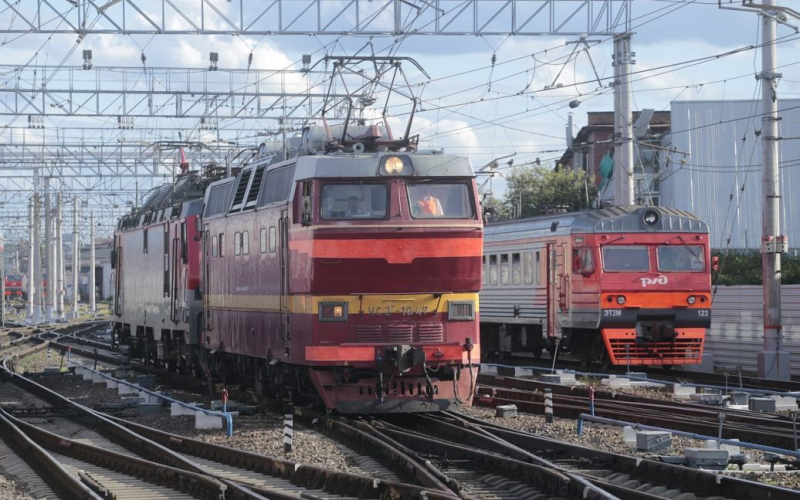 Partisanen inszenierten Sabotage im Vororte Moskau (Video)“ /></p>
<p><strong>Infolge der Sabotage in der Region Moskau wurde die Logistik der russischen Armee.</strong></p>
<p>Ein Agent der Atesh-Bewegung führte in den Vororten von Moskau eine Sabotage durch und brannte einen Schaltschrank an einer wichtigen Eisenbahnstrecke nieder, die die Hauptstadt der Russischen Föderation mit der Region Kursk verbindet .</p>
<p>Darüber berichtete der Telegrammkanal Atesh.</p>
<p>Die Bewegung gab an, dass ihr Agent erfolgreich einen Relaisschrank in der Nähe des Dorfes Tschechow niedergebrannt habe Region Moskau an einer wichtigen Eisenbahnstrecke, die die Hauptstadt Russlands mit der Region Kursk verbindet.</p>
<p>„Infolge der Sabotage wurde die Logistik der Besatzer gestört: Die Lieferungen von Treibstoff und militärischer Ausrüstung sollten die russischen Truppen weiter versorgen.“ „Die Frontlinie hatte Verspätung“, heißt es in der Nachricht.</p>
<p>Atesh fügte hinzu, dass sie diese Operation allen ihren Fans widmen würden.</p>
<p>Übrigens Ende November Partisanen der Atesh-Bewegung zerstörten die elektrische Ausrüstung eines Relaisschranks in Alekseevka, Region Cherson.</p>
<p><u><strong>Lesen Sie auch:</strong></u></p>
<h4> Ähnliche Themen:</h4>
<p>Weitere Neuigkeiten</p>
<!-- relpost-thumb-wrapper --><div class=