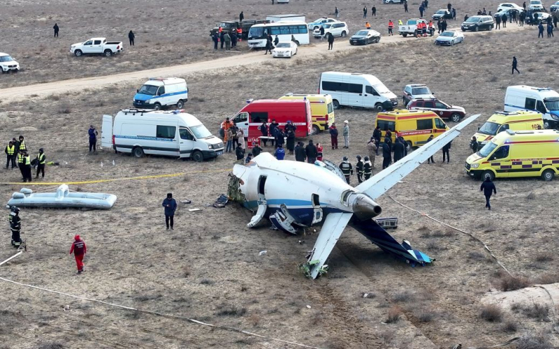 Piloten der Aserbaidschanisches Flugzeug vor dem Absturz vollbrachten sie ein Wunder — Bild