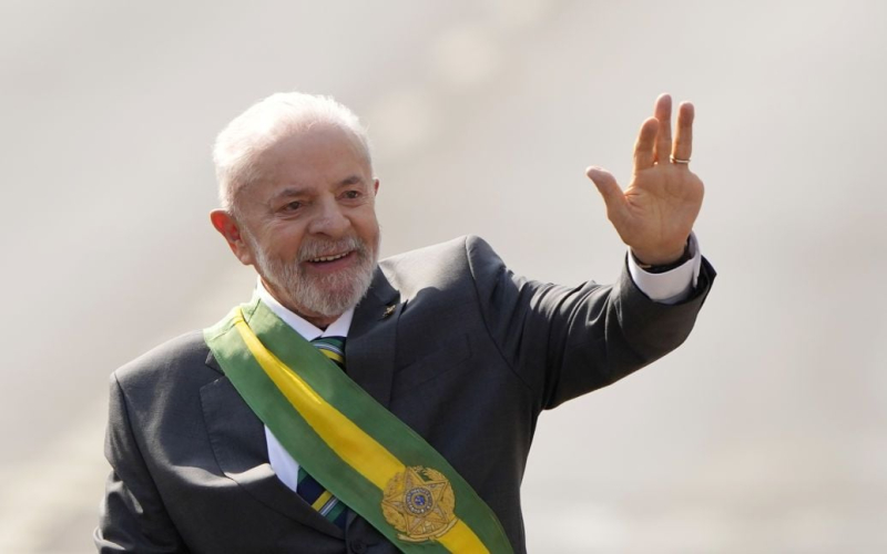 An den Präsidenten von Brasilien dringend Sie führten eine Kraniotomie durch: Was geschah? /></p>
<p><strong>Ärzte operierten Luis Inácio Lula da Silva</strong></p>
<p>Der brasilianische Präsident Luiz Inácio Lula da Silva erlitt eine Gehirnblutung und wurde in das Cirio Libanes Krankenhaus in São Paulo eingeliefert.</p >
<p>Dies heißt es in a Aussage des Krankenhauses, in dem er sich befindet.</p>
<p>„Er wurde in das Cirio Libanes Krankenhaus in Sao Paulo verlegt, wo er sich einer Kraniotomie unterzog „Die Operation verlief ohne Komplikationen“, heißt es in der Mitteilung.</p>
<p>Am späten Montagabend verspürte Lula starke Kopfschmerzen, woraufhin ein MRT durchgeführt wurde Es wurde eine intrakranielle Blutung festgestellt. Wie die Ärzte feststellten, war dies die Folge eines Unfalls, den der Präsident im Oktober zu Hause erlitten hatte.</p>
<p>Erinnern Sie sich daran, dass sich der Präsident Brasiliens im Oktober während seines Aufenthalts in Brasilien am Hinterkopf verletzte die Residenz. Ärzte nähten, aber es war kein Krankenhausaufenthalt erforderlich.</p>
<h4>Verwandte Themen:</h4>
<p>Weitere Nachrichten</p>
<!-- relpost-thumb-wrapper --><div class=