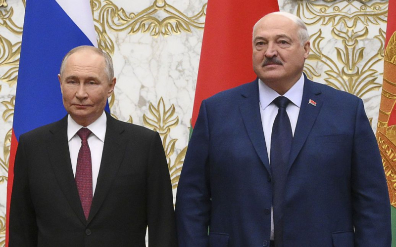 Platzierung „Oreshnik“ in Weißrussland: Der Nationale Sicherheits- und Verteidigungsrat erläuterte Putins Motive“ /></p>
<p><strong>Der Diktator will den Einsatz erhöhen.</strong></p>
<p>Die Show mit „Oreshnik“ in Weißrussland ist eine weitere Horrorgeschichte, deren Wirksamkeit Kiriyenko und Patruschew überzeugte Putin. Dies ist derzeit eine Nachrichtenmeldung. Allerdings erhöht auch der möglichst mögliche Einsatz von Oreshnik dort die Gefahr für die Ukraine oder die NATO nicht, schon gar nicht, weil es keinen Unterschied macht, ob er von Kapustiny Jar oder von Weißrussland aus fliegt.</p>
<p>Der Leiter des Zentrums für Operations schrieb über dieses NSDC Andrey Kovalenko.</p>
<p>„Das ganze Gerede über kürzere Anflugzeiten ist eine Horrorgeschichte für die Zivilbevölkerung im Westen und in der Ukraine. Für Raketenabwehrsysteme wird diese Sache keine Rolle spielen.“ das gleiche wie schon und es geschah mit der Kinzhal, die letztes Jahr zum ersten Mal in der Geschichte von Patriot abgeschossen wurde. Aber für den Einsatz müssen eine Reihe technischer Probleme gelöst werden“, erklärte Kovalenko.</p>
<p>Russlands wichtigstes Ziel, betont der Nationale Sicherheits- und Verteidigungsrat, sei es, den Einsatz der Angstpropaganda gegen den Westen zu erhöhen.</p>
<p>„Atomwaffen in Weißrussland haben informativ nicht funktioniert, Oreschnik wird als Reaktion auf die Erlaubnis eingesetzt.“ westliche Langstreckenwaffen auf die Russische Föderation abzufeuern und dort zu platzieren „Belarus wird ausschließlich durch Informationen getrieben, unter dem Narrativ „der Verrückte nähert sich den Grenzen der NATO“, um die öffentliche Stimmung in Europa zu ändern“, bemerkte der Leiter des Zentrums für Forschung und Entwicklung des Nationalen Sicherheits- und Verteidigungsrates.</p>
<p>Gleichzeitig versucht Putin zu verbergen, dass einer der beiden Starts der Oreschnik bereits erfolglos war.</p>
<p>Erinnern Sie sich daran, dass der selbsternannte Präsident von Belarus, Alexander Lukaschenko, den russischen Präsidenten Wladimir gefragt hat Putin soll auf dem Territorium der Republik Belarus stationiert werden Ballistische Oreshnik-Raketen und andere neue Waffensysteme.</p>
<h4>Verwandte Themen:</h4>
<p>Weitere Nachrichten</p>
<!-- relpost-thumb-wrapper --><div class=