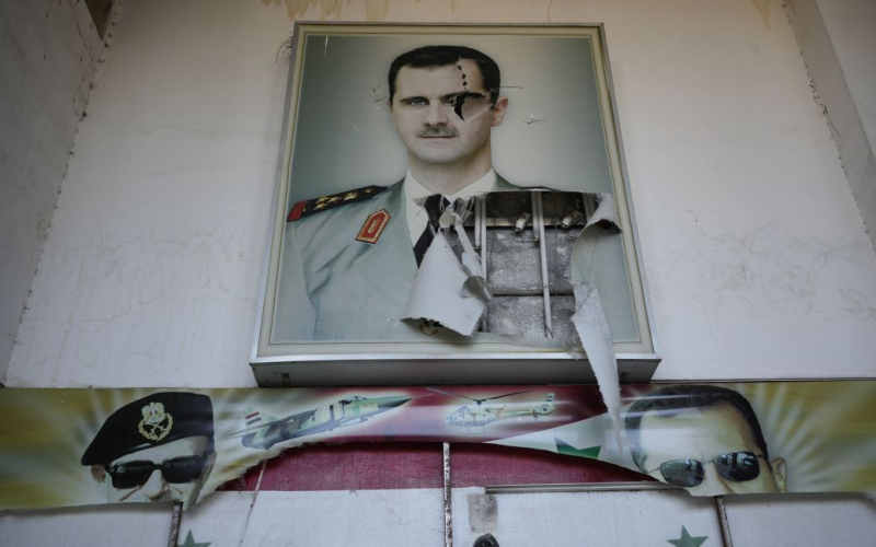 Verwandte Bashar al-Assad wurde mit falschen Pässen im Libanon festgenommen wollte nach Ägypten gelangen, aber der Versuch scheiterte.</strong></p>
<p>Die Frau und die Tochter eines Cousins ​​​​des syrischen Präsidenten <strong>Bashar Assad</strong>, dessen Regime gestürzt wurde von den Rebellen wurden mit gefälschten Pässen in der libanesischen Hauptstadt festgenommen.</p>
<p>Dies berichtet die Associated Press unter Berufung auf libanesische Strafverfolgungs- und Sicherheitsbeamte.</p>
<p>Wir sprechen über die Ehefrau von Duraid Assad, dem Sohn des ehemaligen Vizepräsidenten Syrien Rifaat Assad, Onkel Bashar Assad – Rasha Hazema und ihre Tochter Shamsa. Sie wurden illegal in den Libanon gebracht – von dort aus sollten sie nach Ägypten fliegen.</p>
<p>Beamten zufolge flog Rifaat am Tag zuvor mit seinem echten Pass aus.<br /> Rifaat Assad, Bruder von Bashars Vater Hafez Assad, der die Artillerieeinheit anführte, beschoss die Stadt Hama und tötete Tausende Menschen.</p>
<p>Am 27. November begannen aktive Zusammenstöße zwischen Rebellen und syrischen Truppen. Die Offensive wurde von Syriens revolutionären Kräften als Reaktion auf monatelange anhaltende Angriffe des Assad-Regimes auf Zivilisten in der Provinz Aleppo gestartet.</p>
<p>Assads Truppen verloren die Kontrolle über Aleppo. Anschließend wurde bekannt, dass das Assad-Regime die Stadt Hama, die fünftgrößte Stadt des Landes, verloren hatte. Und am 8. Dezember stürzte das Assad-Regime, nachdem die Opposition die Hauptstadt Damaskus angegriffen hatte.</p>
<p>Die Familie Assad verließ das Land am 7. Dezember. Die russischen Sonderdienste mussten die Operation zur Entfernung des syrischen Führers verheimlichen. Sein Flug aus Damaskus wurde von der Nachricht begleitet, dass das Signal des Il-76T-Flugzeugs von den Überwachungsradaren verschwunden sei. Der Verlust des Flugzeugsignals war nach Angaben ukrainischer Geheimdienstoffiziere ein geplanter Schritt.</p>
<p>Es ist bekannt, dass sich <strong>Assad und seine Verwandten in Moskau befinden.</strong></p>
<h4 >Ähnliche Themen:</h4>
<p>Weitere Neuigkeiten</p>
<!-- relpost-thumb-wrapper --><div class=