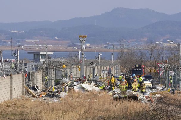 Tragödie in Südkorea: das Flugzeug stürzte ab und brannte nieder, mehr als 170 Tote“ /></p>
<p>Das Flugzeug war fast vollständig zerstört durch Explosion zerstört. Nur sein Schwanz ist zu erkennen. Die Feuerwehr geht davon aus, dass die Unfallursache ein Vogelschlag und schlechtes Wetter sein könnten, dies wird jedoch noch untersucht.</p>
<p><strong>Jeju Air</strong> ist die beliebteste Billigfluggesellschaft in Südkorea und fliegt Dutzende von Zielen in ganz Asien an. Der CEO von Jeju Air entschuldigte sich öffentlich bei den Familien der Absturzopfer. Auch der Flugzeughersteller Boeing drückte sein Beileid aus und sagte, er stehe nach dem tödlichen Absturz in Kontakt mit der südkoreanischen Fluggesellschaft Jeju Air.</p>
<h4>Verwandte Themen:</h4>
<p>Weitere Nachrichten</p>
<!-- relpost-thumb-wrapper --><div class=