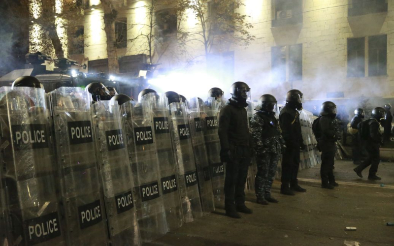 In Georgien Demonstranten der Sicherheitskräfte werden erneut brutal aufgelöst (Video)“ /></p>
<p><strong>In Tiflis In der Nacht des 4. Dezember zerstreuten georgische Sicherheitskräfte die Demonstranten erneut und nahmen sie brutal fest.</strong></p>
<p>In der Hauptstadt Georgiens, Tiflis, griffen Sicherheitskräfte am sechsten Tag der groß angelegten Proteste erneut an begann, einen regierungsfeindlichen Protest in der Nähe des Parlaments aufzulösen.</p>
<p>Dies wurde von den georgischen Publikationen Mtavari und Rustavi2 berichtet.</p>
<p>Auf der Rustaveli Avenue setzen Spezialeinheiten besondere Mittel ein, darunter Tränengas und Wasserwerfer, um die Demonstranten auseinanderzutreiben. Aufgrund des Einsatzes von Tränengas benötigten mehrere Demonstranten, insbesondere Medienvertreter, medizinische Hilfe.</p>
<p>Spezialkräfte nahmen mehrere Protestaktivisten fest. Im Gegenzug werfen die Demonstranten Pyrotechnik auf die Polizei.</p>
<p>Im Internet sind Bilder von brutalen Aktionen georgischer Sicherheitskräfte aufgetaucht. Diese Bilder erinnern schmerzlich an die Ereignisse in der Ukraine vor elf Jahren – die Auflösung des Euromaidan am 30. November 2013.</p>
<p>„Teilnehmer einer friedlichen proeuropäischen Kundgebung wurden von der georgischen Bereitschaftspolizei brutal auseinandergetrieben.“ „Tränengas und Wasserwerfer werden überproportional eingesetzt. Es gibt Massenverhaftungen und Fälle von unangemessener Behandlung“, schrieb die georgische Präsidentin Salome X in den sozialen Medien. Surabischwili.</p>
<p>Wir erinnern daran, dass in Georgien erneut eine Welle von Protesten ausbrach, nachdem der georgische Premierminister Irakli Kobachidse am 28. November bekannt gab, dass sein Land die Verhandlungen über einen EU-Beitritt bis 2028 abbrechen werde. Menschen nahmen an Kundgebungen in Tiflis und anderen Städten teil.</p>
<p>Der georgische Präsident kommentierte die Erklärung des Premierministers mit den Worten, dass die Regierung „ihrem Volk den Krieg erklärt“ habe.</p>
<h4>Ähnliche Themen:< /h4>Weitere Neuigkeiten</p>
<!-- relpost-thumb-wrapper --><div class=