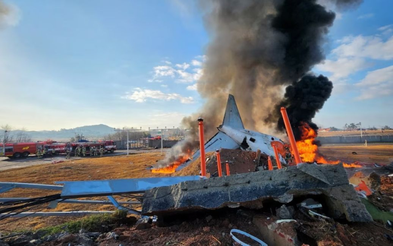 Passagierflugzeug stürzte bei Landung in Südkorea ab: viele Tote