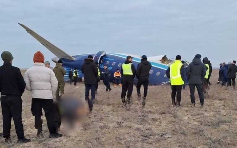 Ein Passagierflugzeug stürzte in Kasachstan ab ( Video )“ /></p>
<p><strong>Vor dem Absturz drehte das Flugzeug mehrere Kreise über dem Flughafen und gab ein Signal Katastrophe.</strong></p>
<p>Am 25. Dezember stürzte ein Passagierflugzeug in der Nähe der kasachischen Stadt Aktau ab. Nach vorläufigen Angaben war er auf dem Weg von Baku nach Grosny.</p>
<p>Dies wurde vom Portal Tengrinews und dem Ministerium für Notsituationen Kasachstans gemeldet.</p>
<p>Das Ministerium für Notsituationen Kasachstans bestätigte, dass das Flugzeug in der Nähe von Aktau abstürzte und an der Absturzstelle ein Feuer ausbrach. Nach vorläufigen Angaben gibt es Überlebende. Später berichtete die kasachische Gesundheitsministerin Akmaral Alnazarova, dass sechs Menschen überlebt hätten.</p>
<p>52 Einsatzkräfte und 11 Ausrüstungsgegenstände waren an der Löschung des Feuers am Unfallort beteiligt.</p>
<p >Die lokale Veröffentlichung Orda berichtet, dass es sich bei dem Flugzeug um eine Embraer E190 von Aserbaidschan Airlines handelt. Vor dem Absturz drehte das Flugzeug mehrere Kreise über dem Flughafen Aktau. Aufgrund des Nebels wurde er von Machatschkala dorthin umgeleitet. Vor dem Vorfall gab der Flug J2 8243 von Aserbaidschan Airlines ein Notsignal aus.</p>
<p>An Bord des Flugzeugs befanden sich 67 Passagiere und 5 Besatzungsmitglieder. Vorläufig sind mehr als die Hälfte der Passagiere Russen.</p>
<p>Übrigens stürzte Anfang Dezember ein medizinischer Hubschrauber in der türkischen Provinz Mugla ab. Vier Menschen kamen bei der Katastrophe ums Leben.</p>
<p><u><strong>Lesen Sie auch:</strong></u></p>
<h4>Ähnliche Themen:</h4>
<p>Weitere Nachrichten</p>
<!-- relpost-thumb-wrapper --><div class=